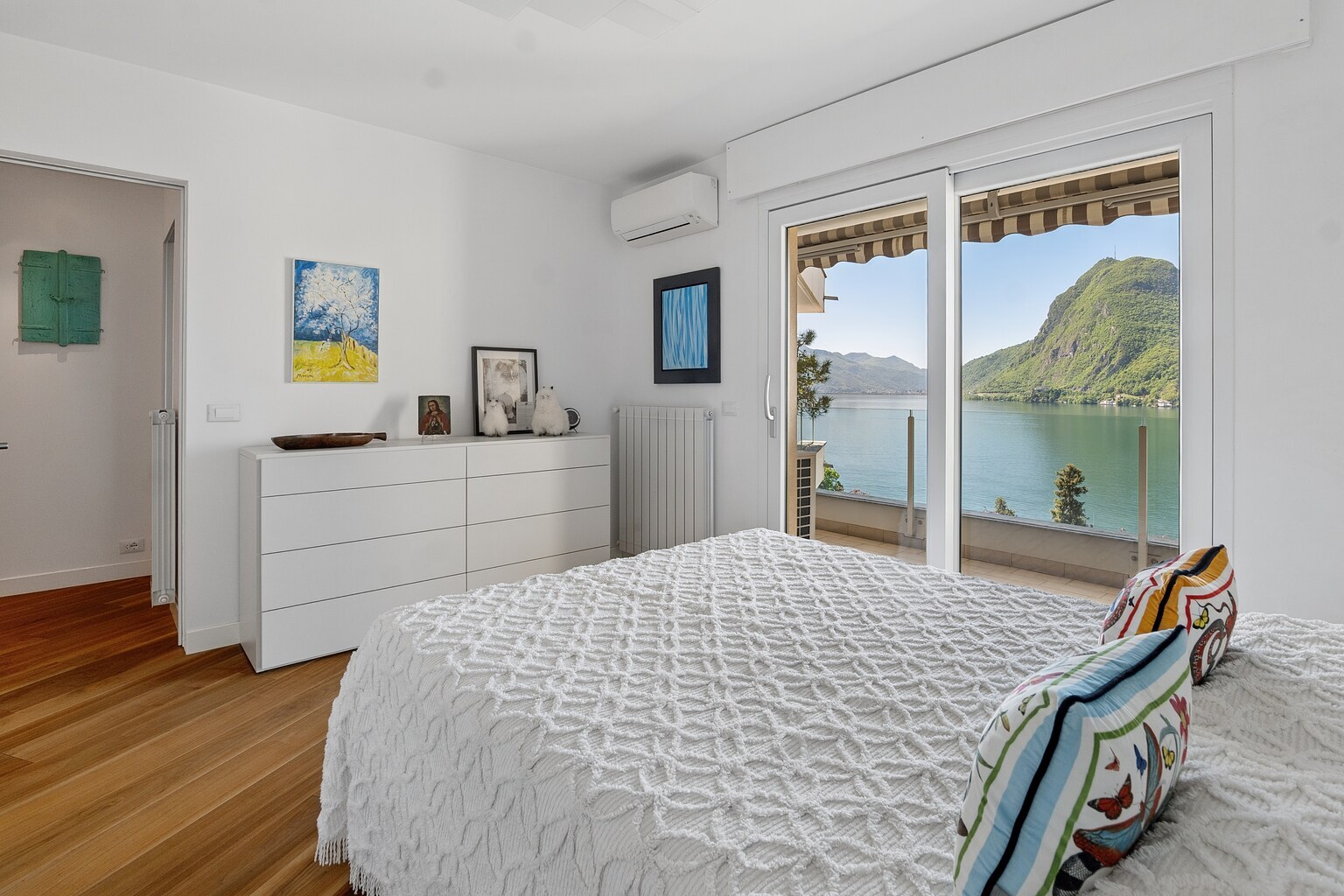 Helles Schlafzimmer mit Seeblick