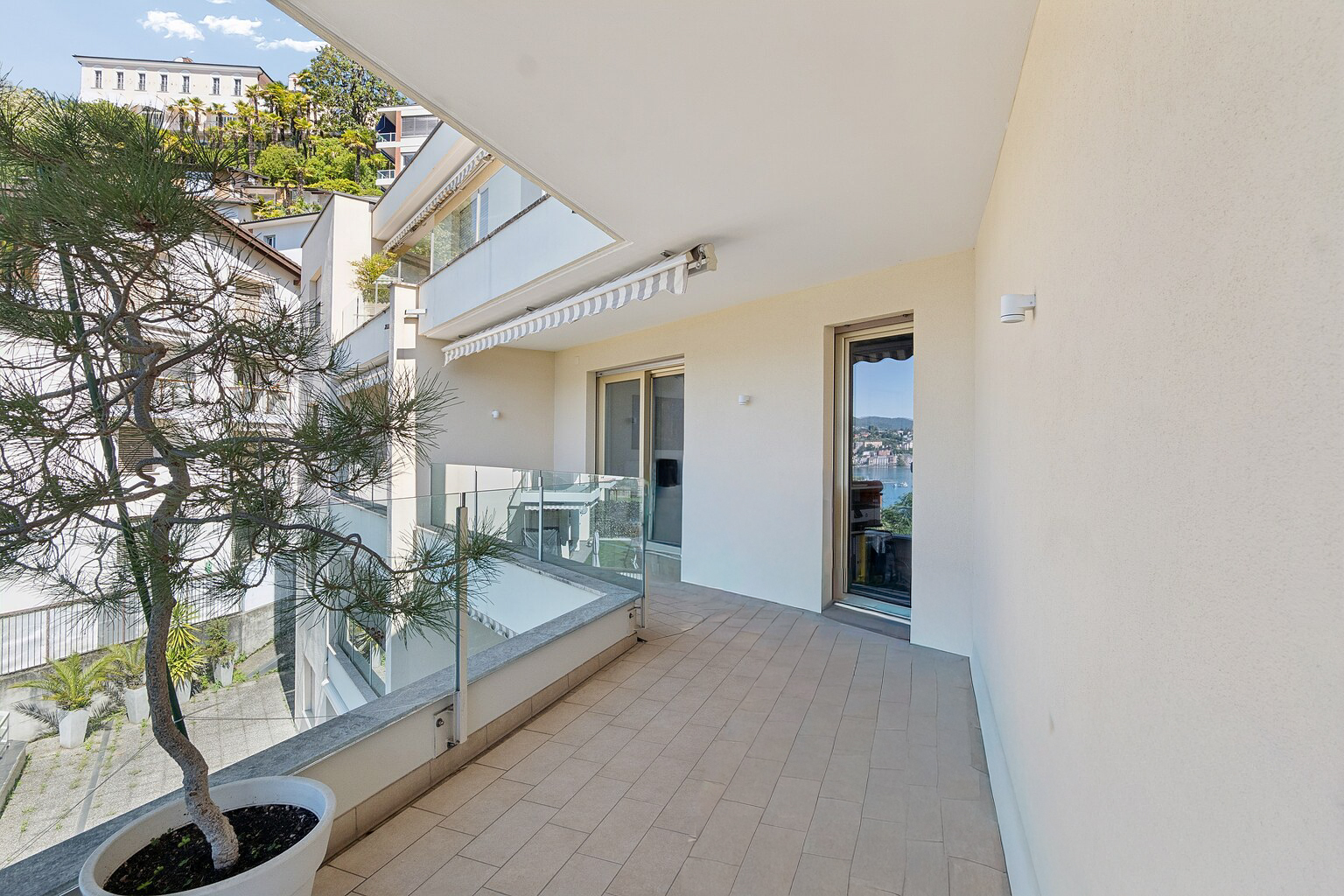 Überdachter Balkon mit Meerblick