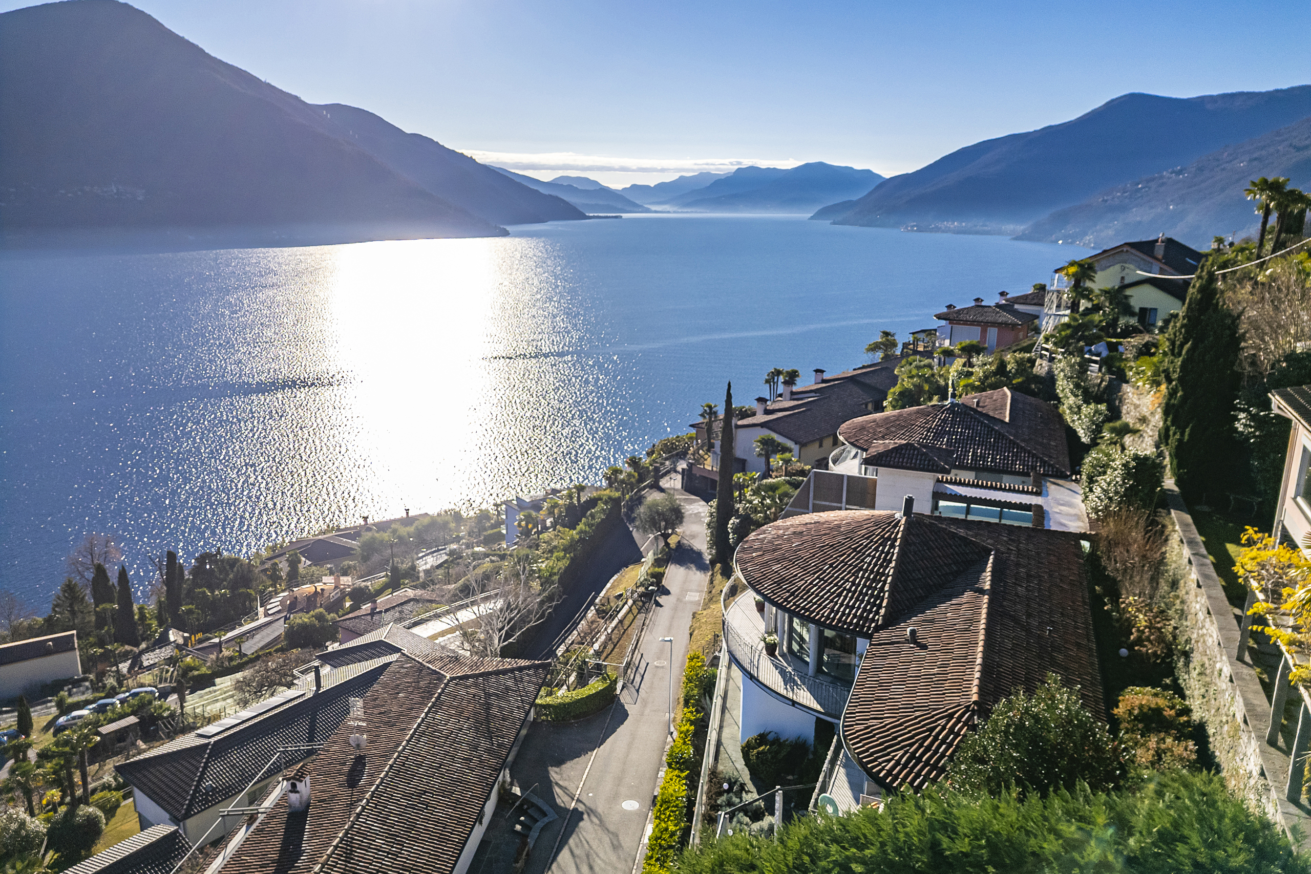 Seeblick über eine mediterrane Hanglage