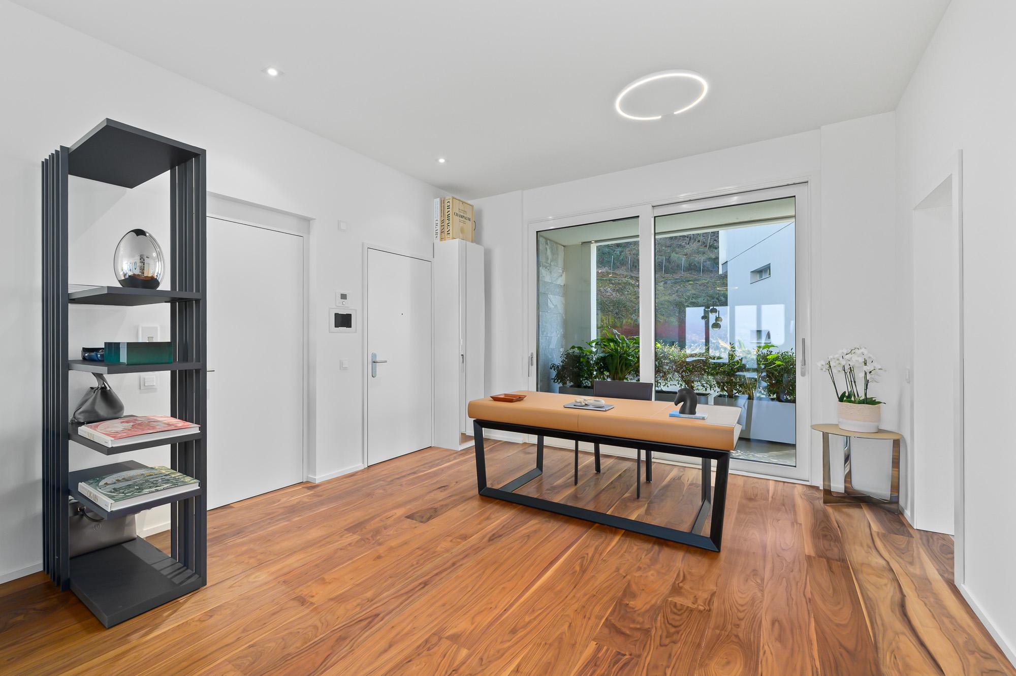 Modernes Arbeitszimmer mit Blick ins Grüne