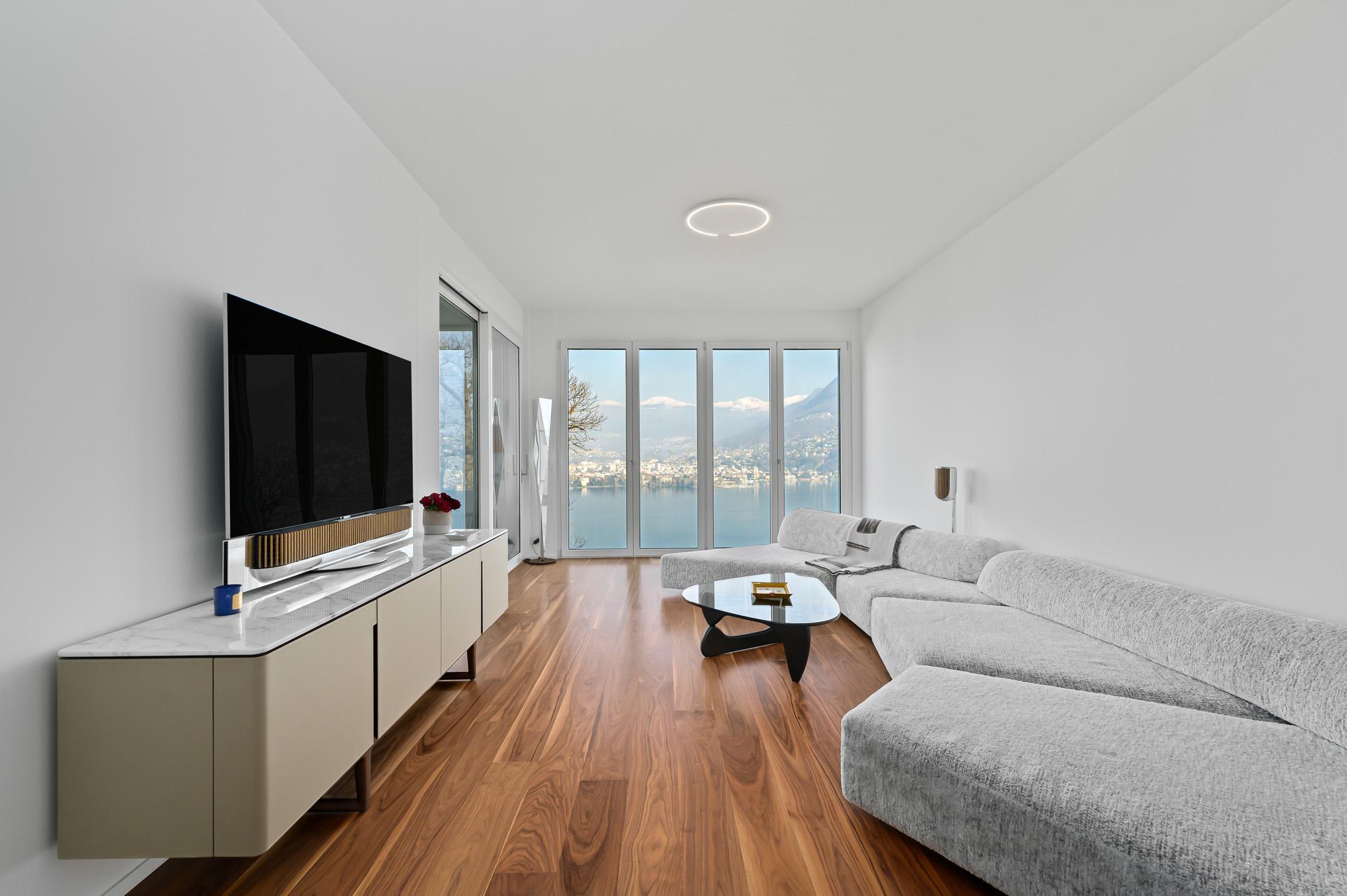 Helles Wohnzimmer mit Seeblick