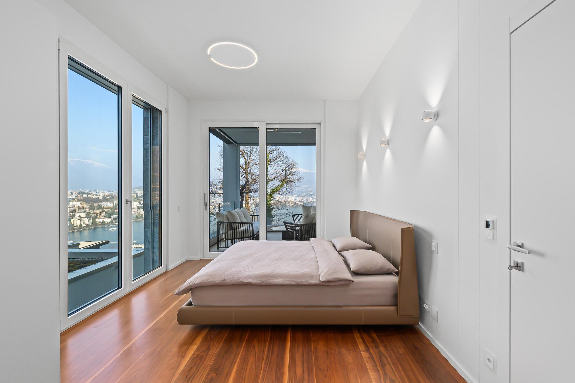 Helles Schlafzimmer mit Seeblick
