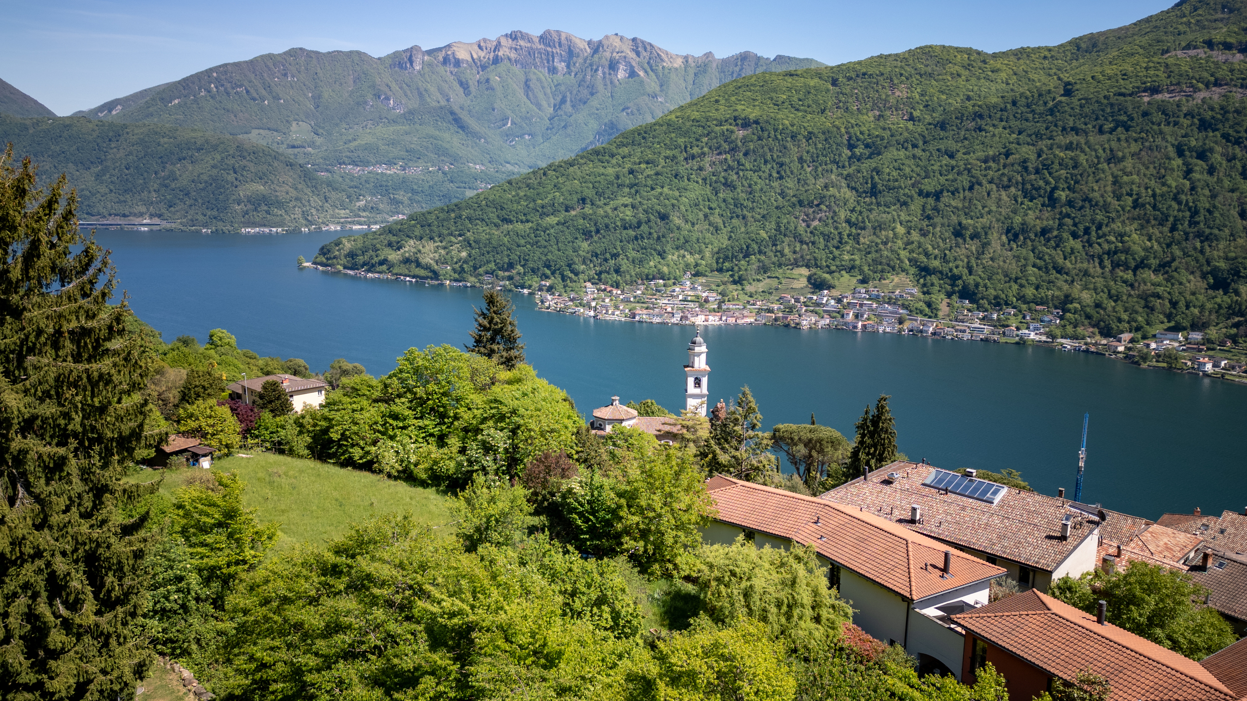 Panoramablick auf See und Berge