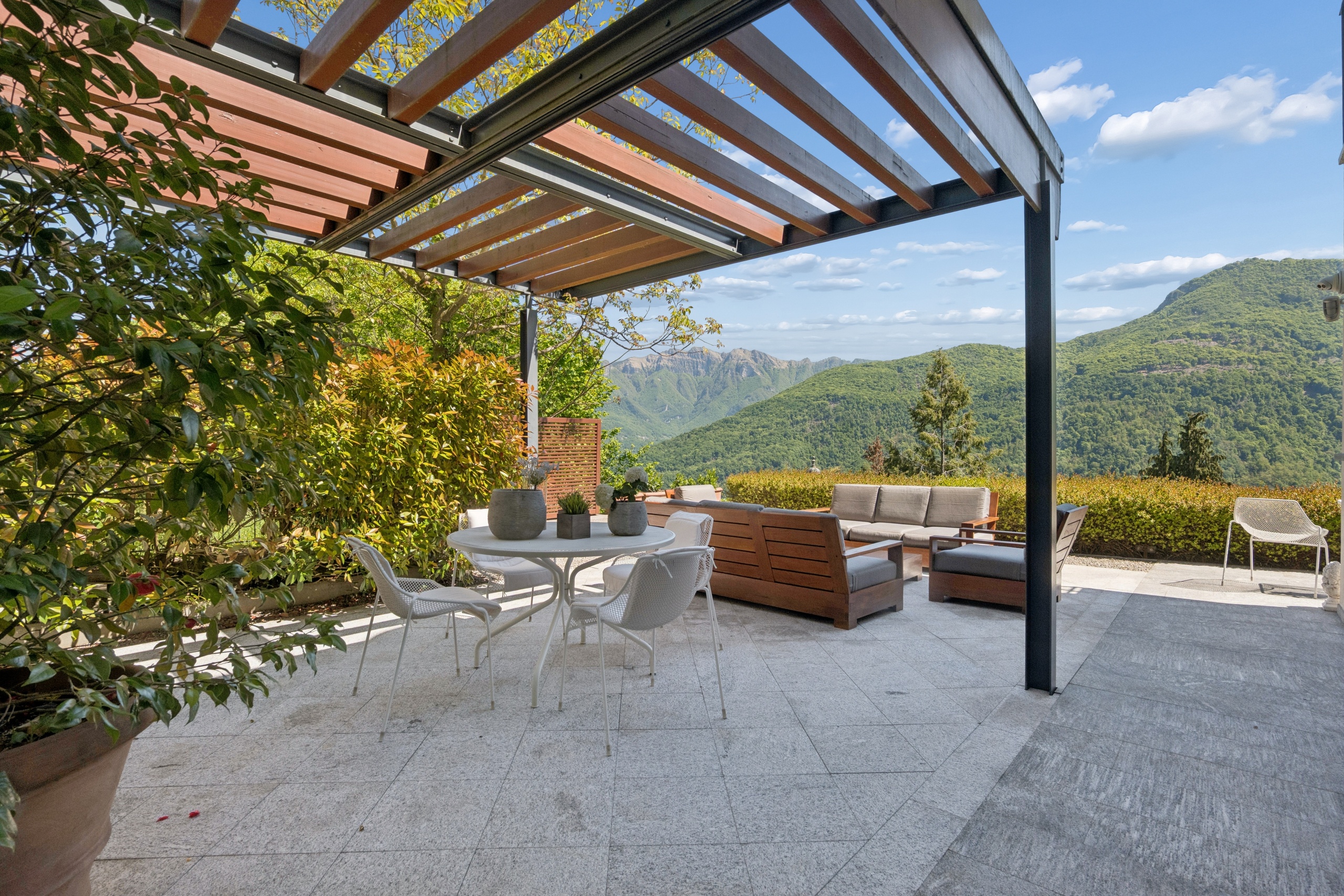 Terrasse mit Pergola und Bergblick