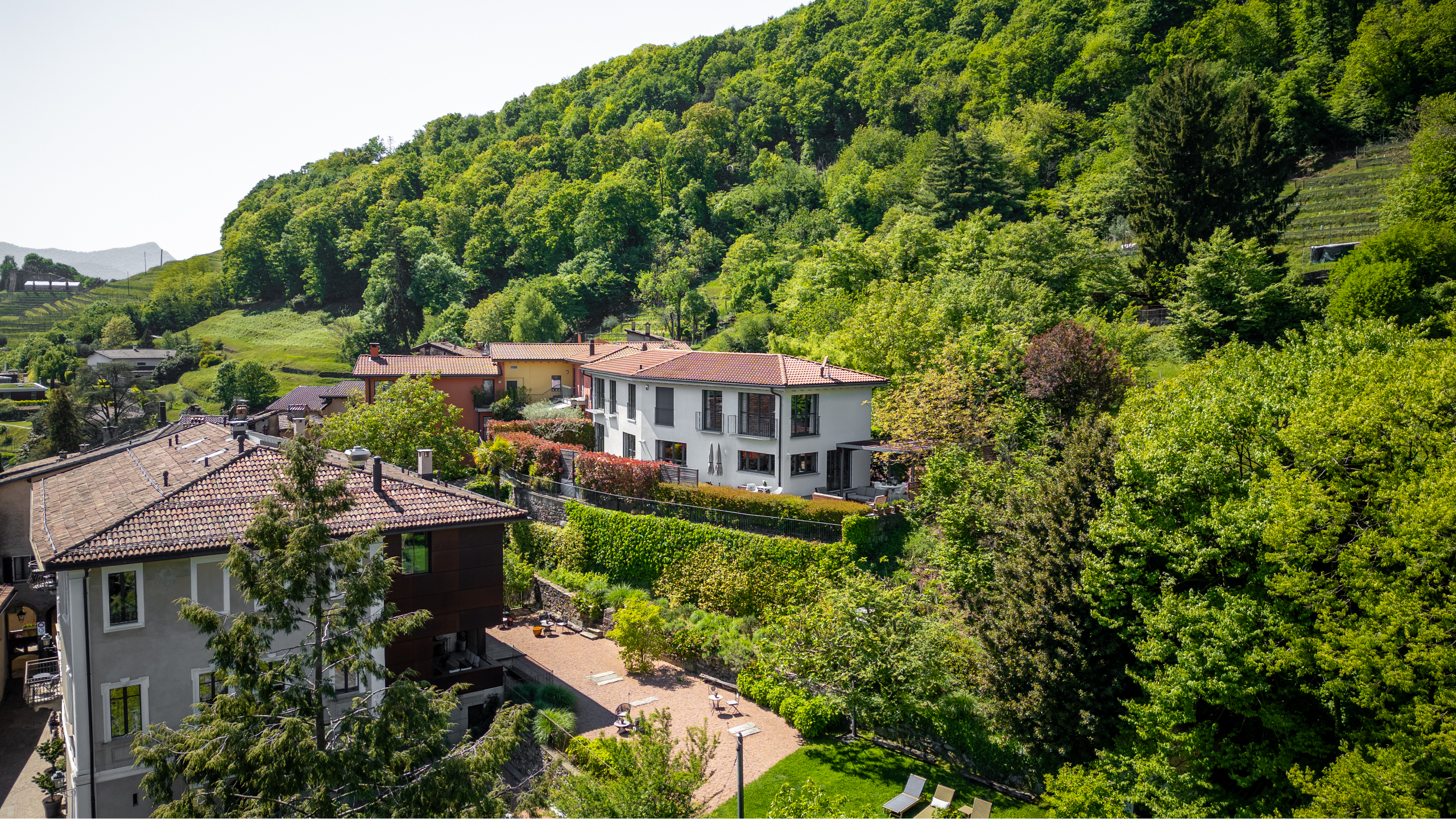 Häuser in grüner Hanglage
