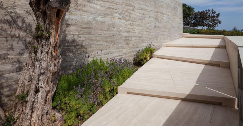 Terrassenzugang mit Natursteinwand und Bepflanzung