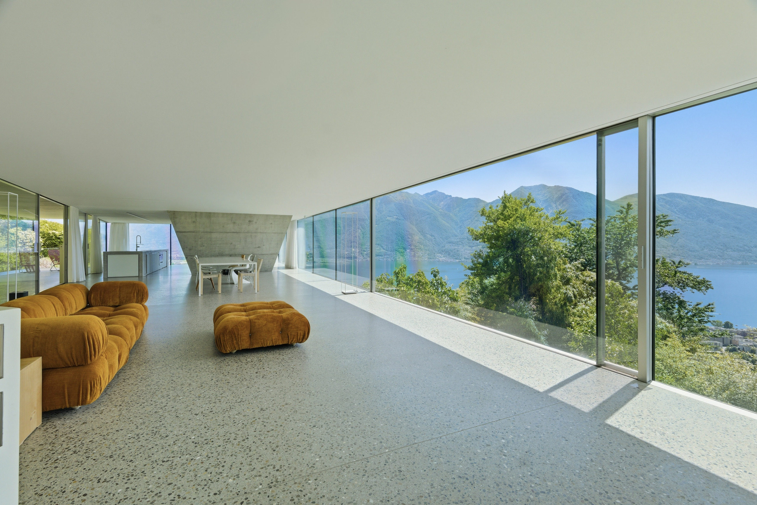 Moderner Wohnraum mit Panoramablick auf See und Berge