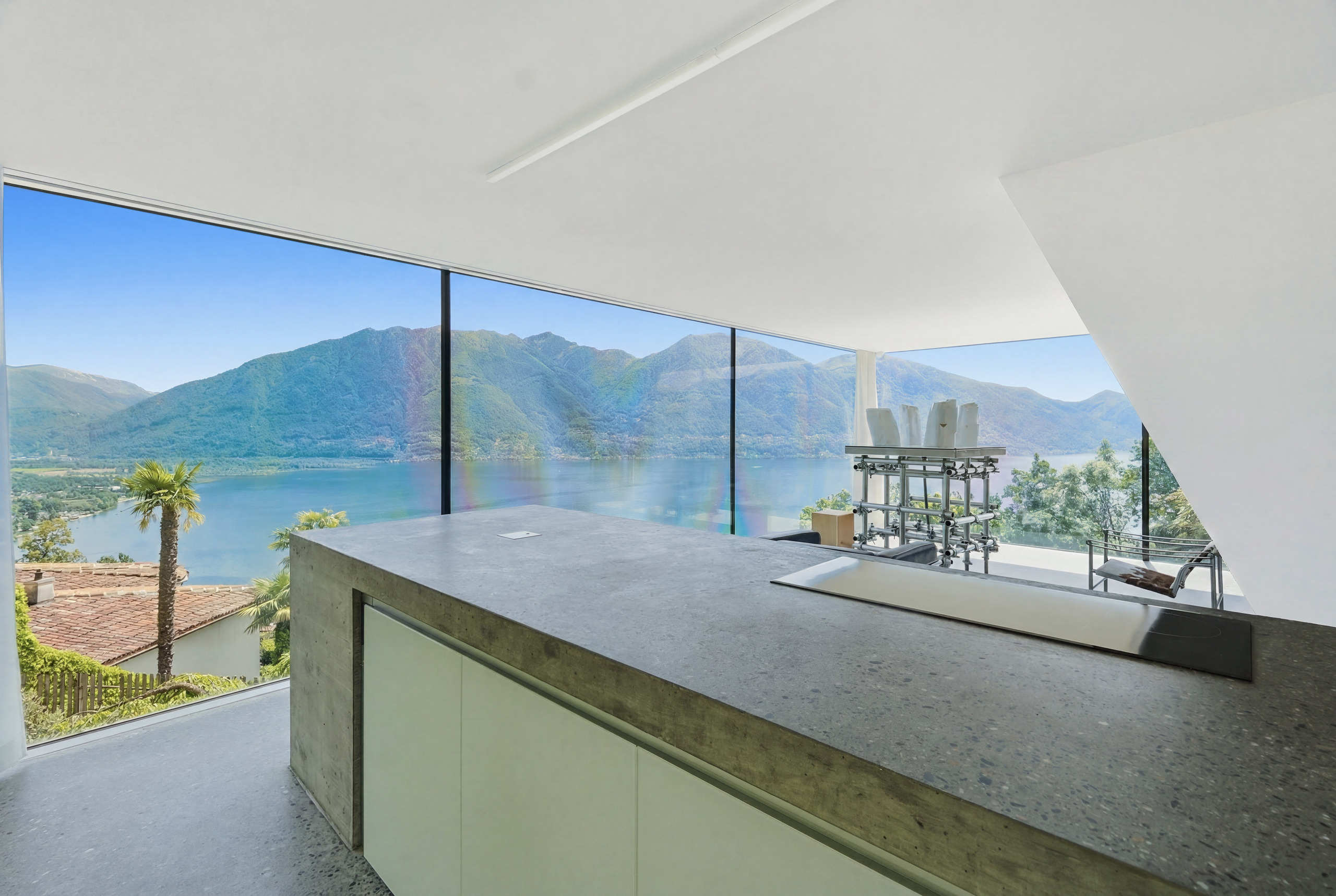 Moderne Küche mit Panoramablick auf den See