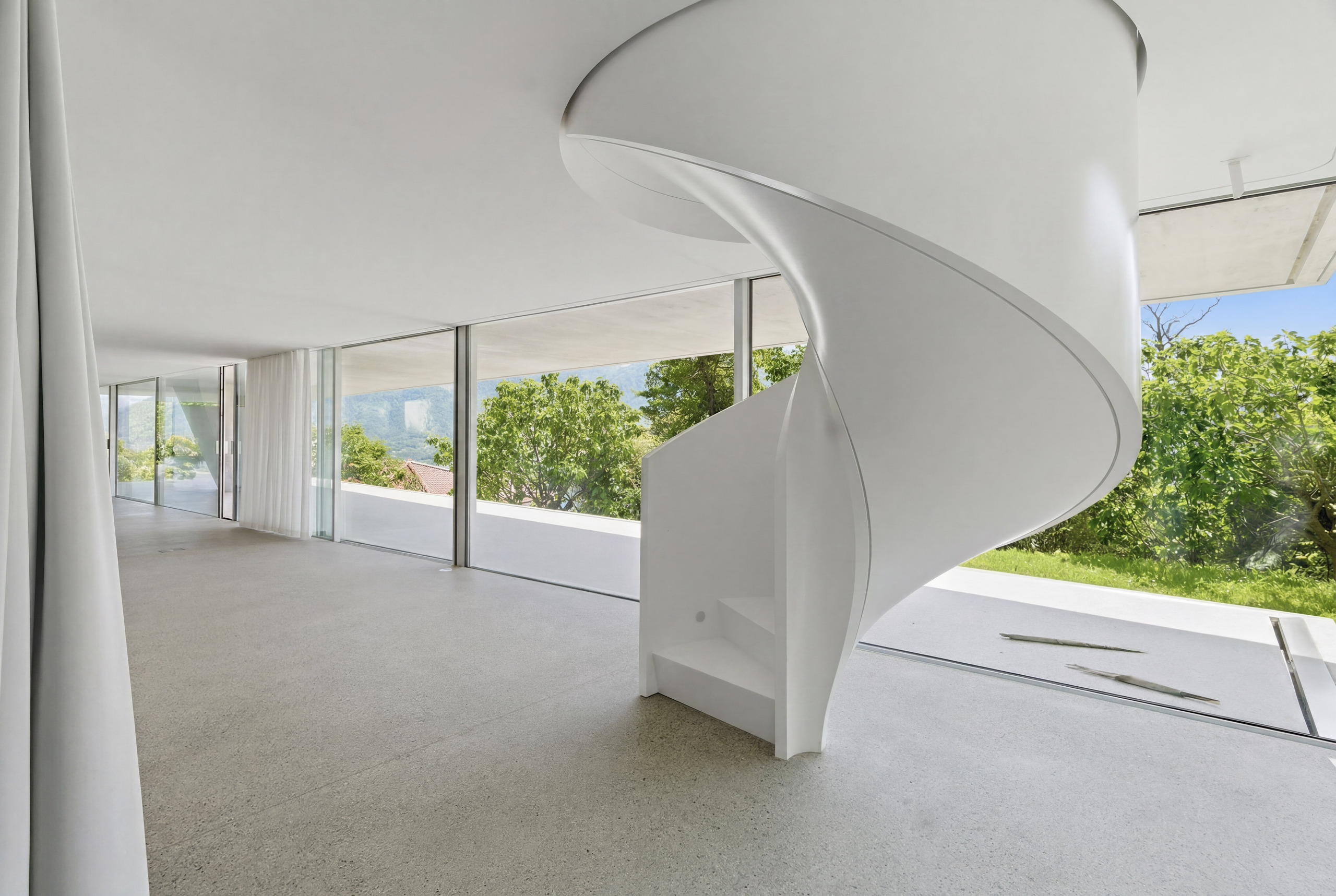 Moderne Treppe mit Panoramafenstern