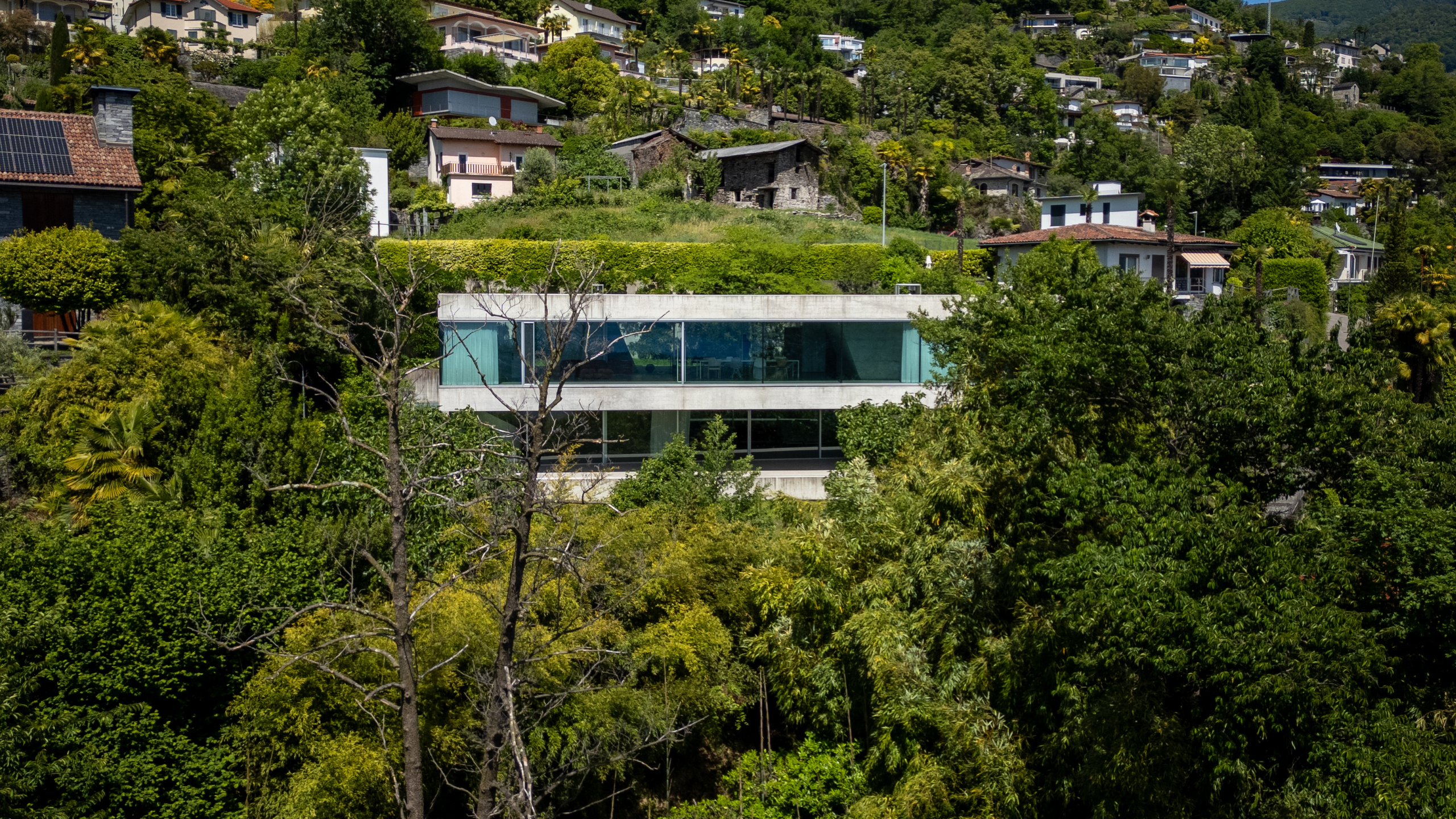 Moderne Villa in grüner Hanglage