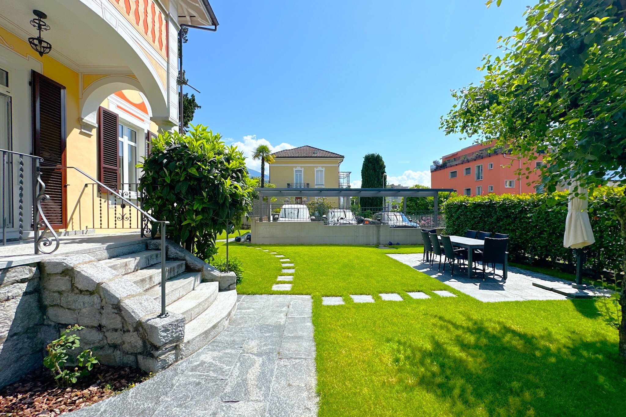 Mediterraner Garten mit Villa und Sitzbereich