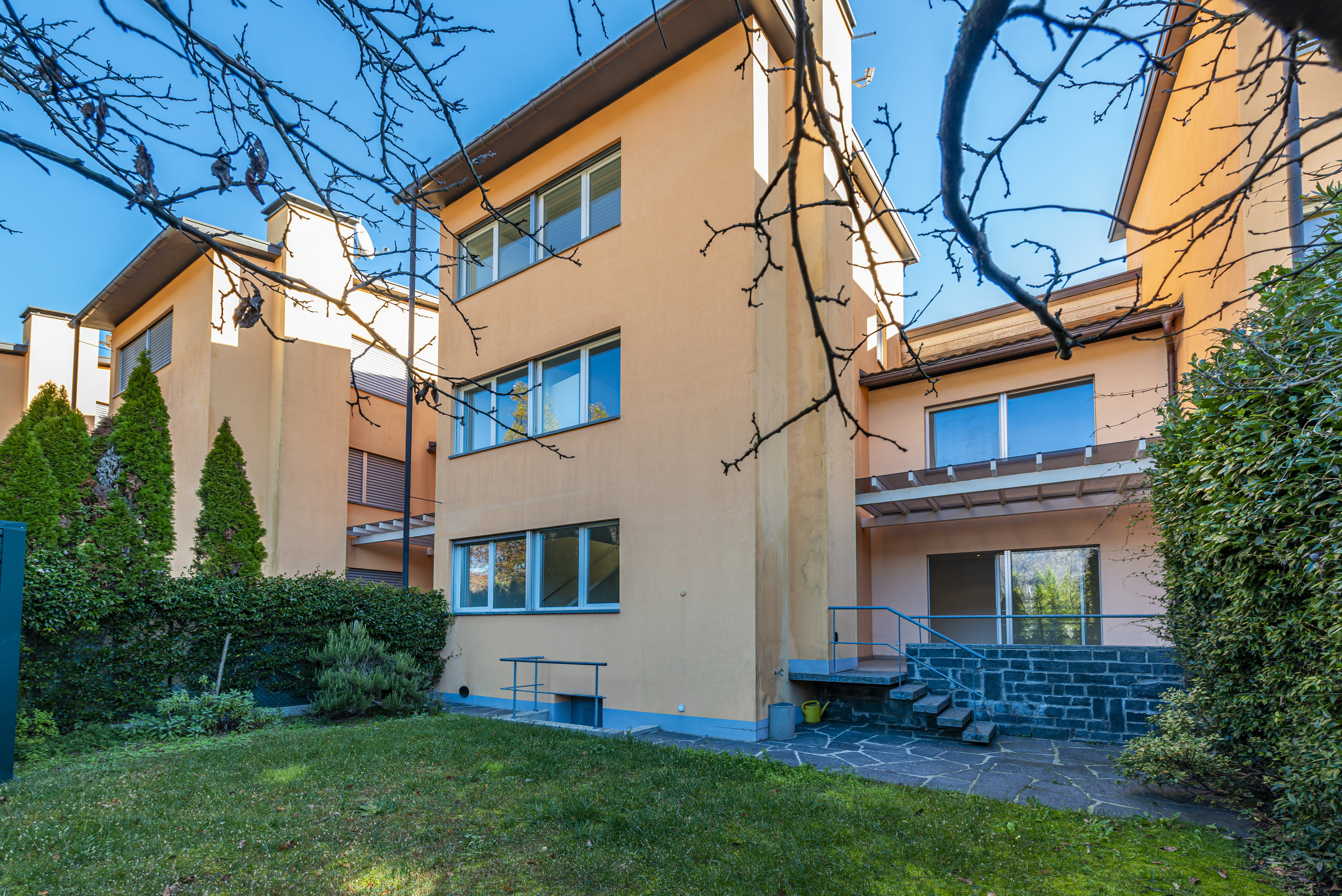 Mehrfamilienhaus mit begrüntem Innenhof
