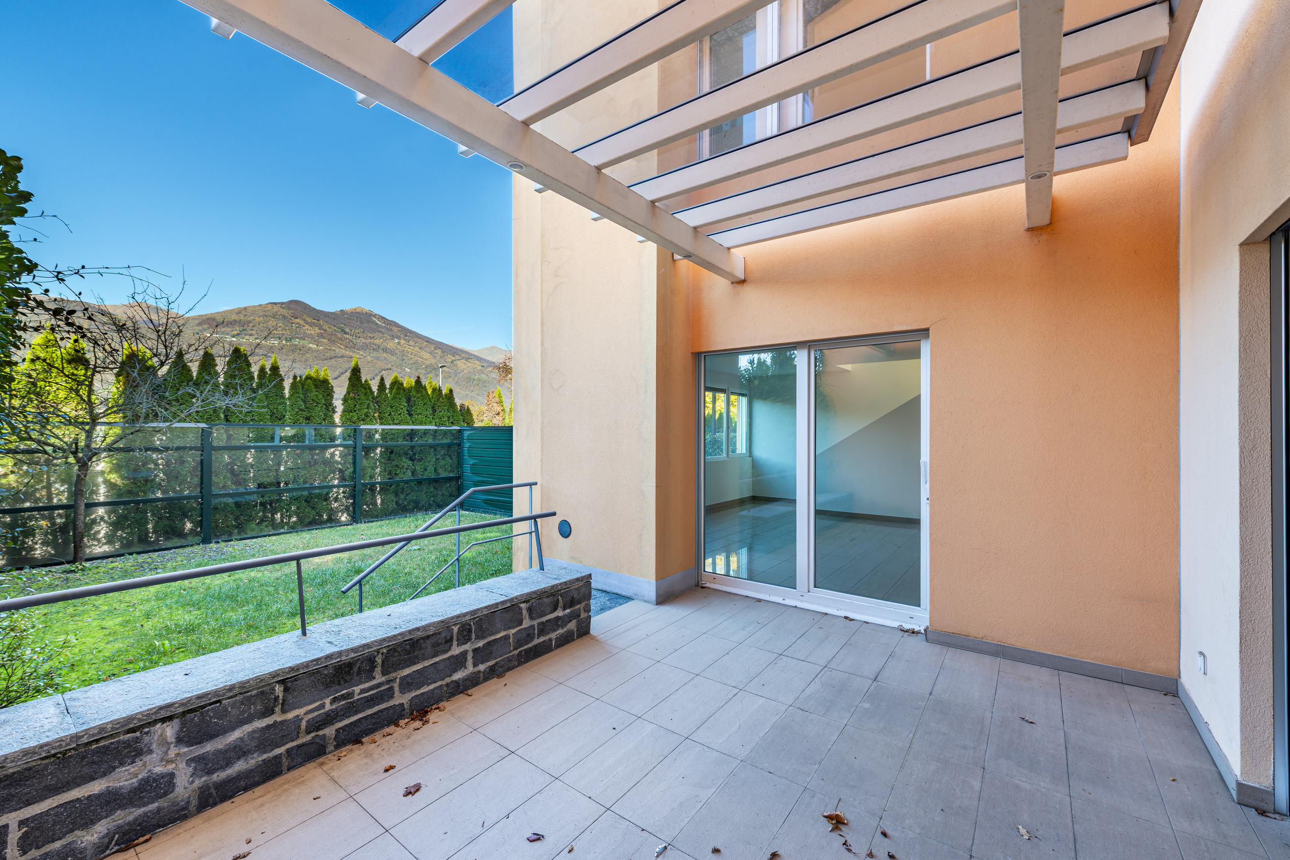 Überdachte Terrasse mit Bergblick