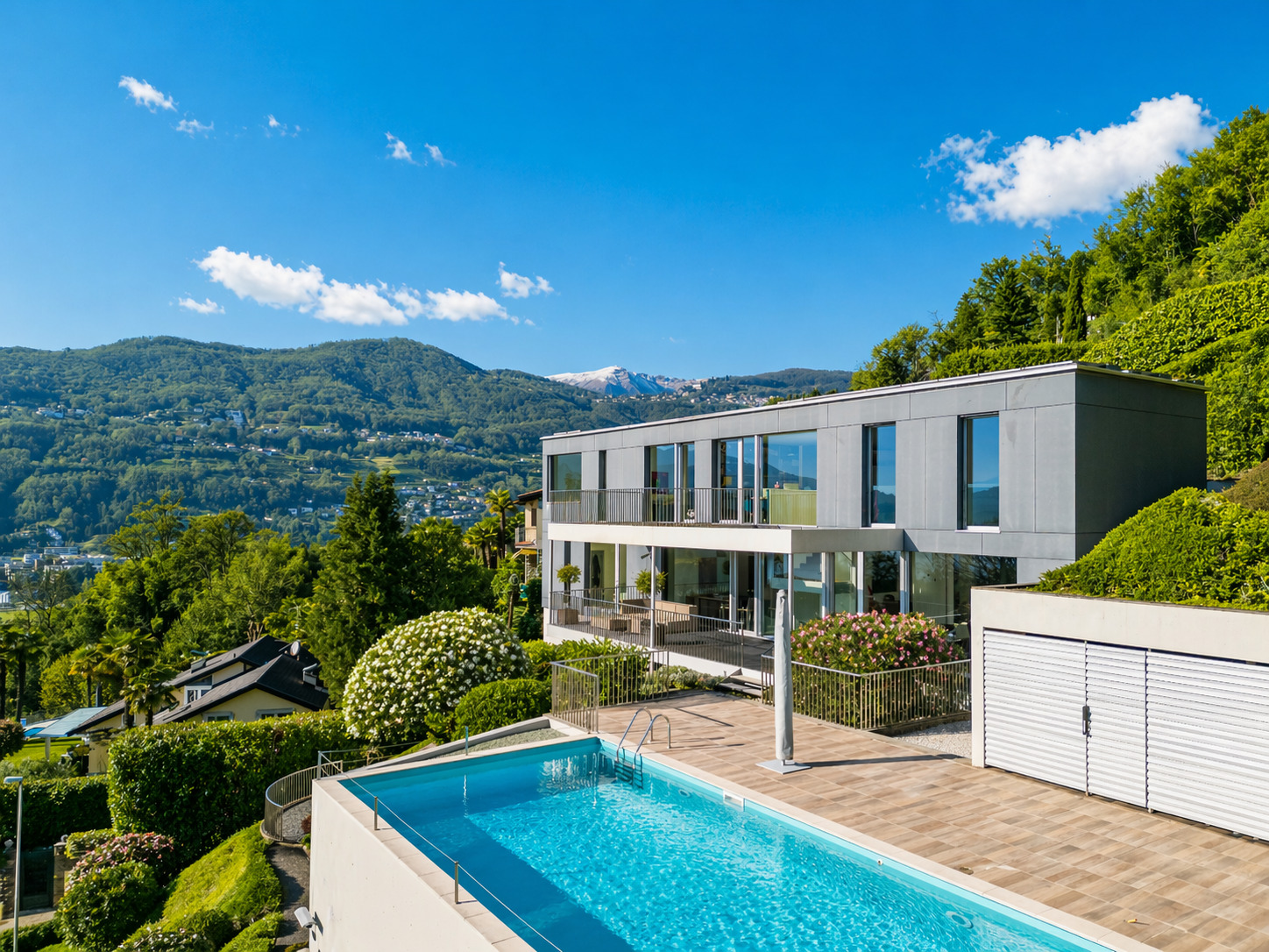 Luxusvilla mit Pool und Bergblick