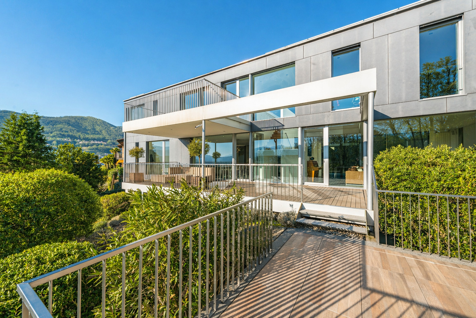 Moderne Außenansicht mit Terrasse und Bergblick