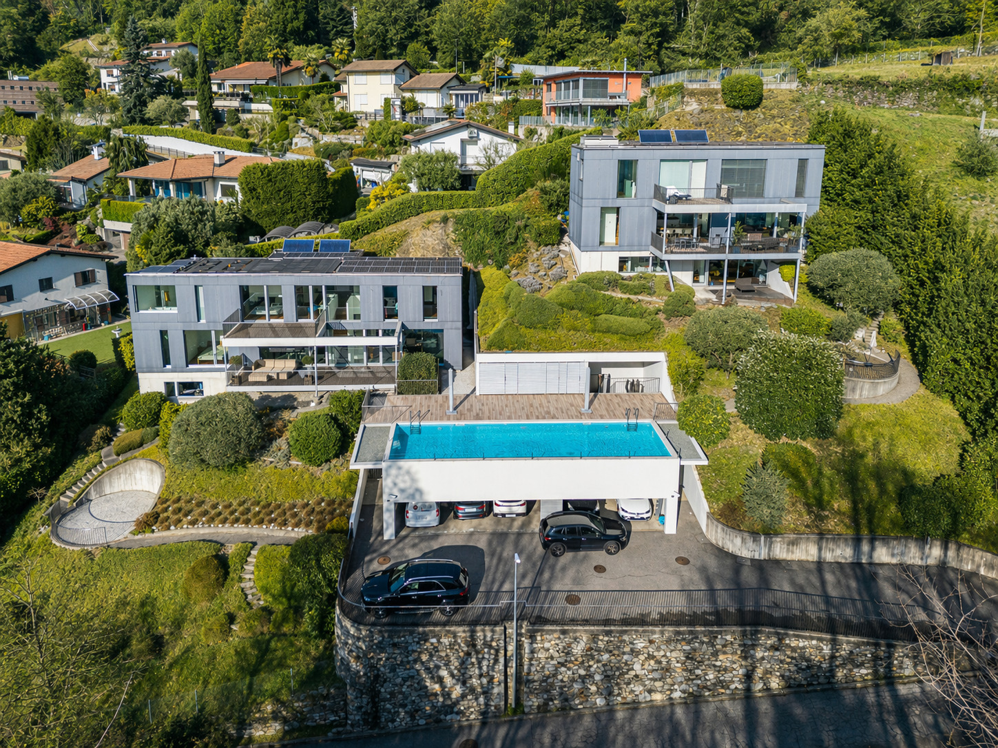 Luftaufnahme einer modernen Hangvilla mit Pool
