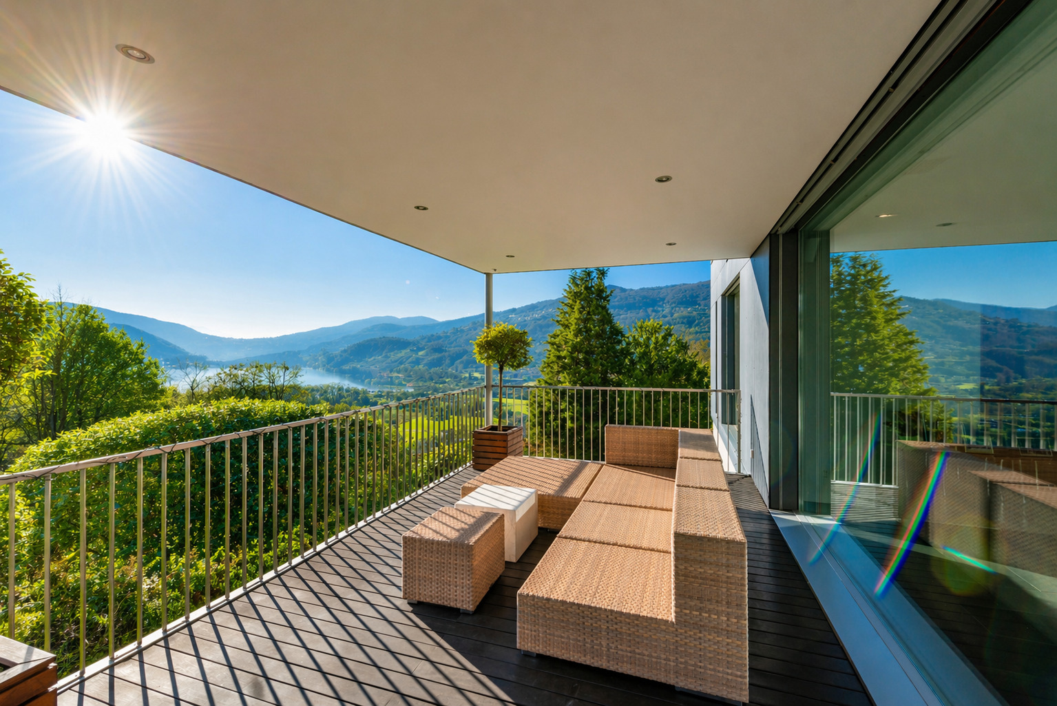 Großzügige Terrasse mit Bergblick