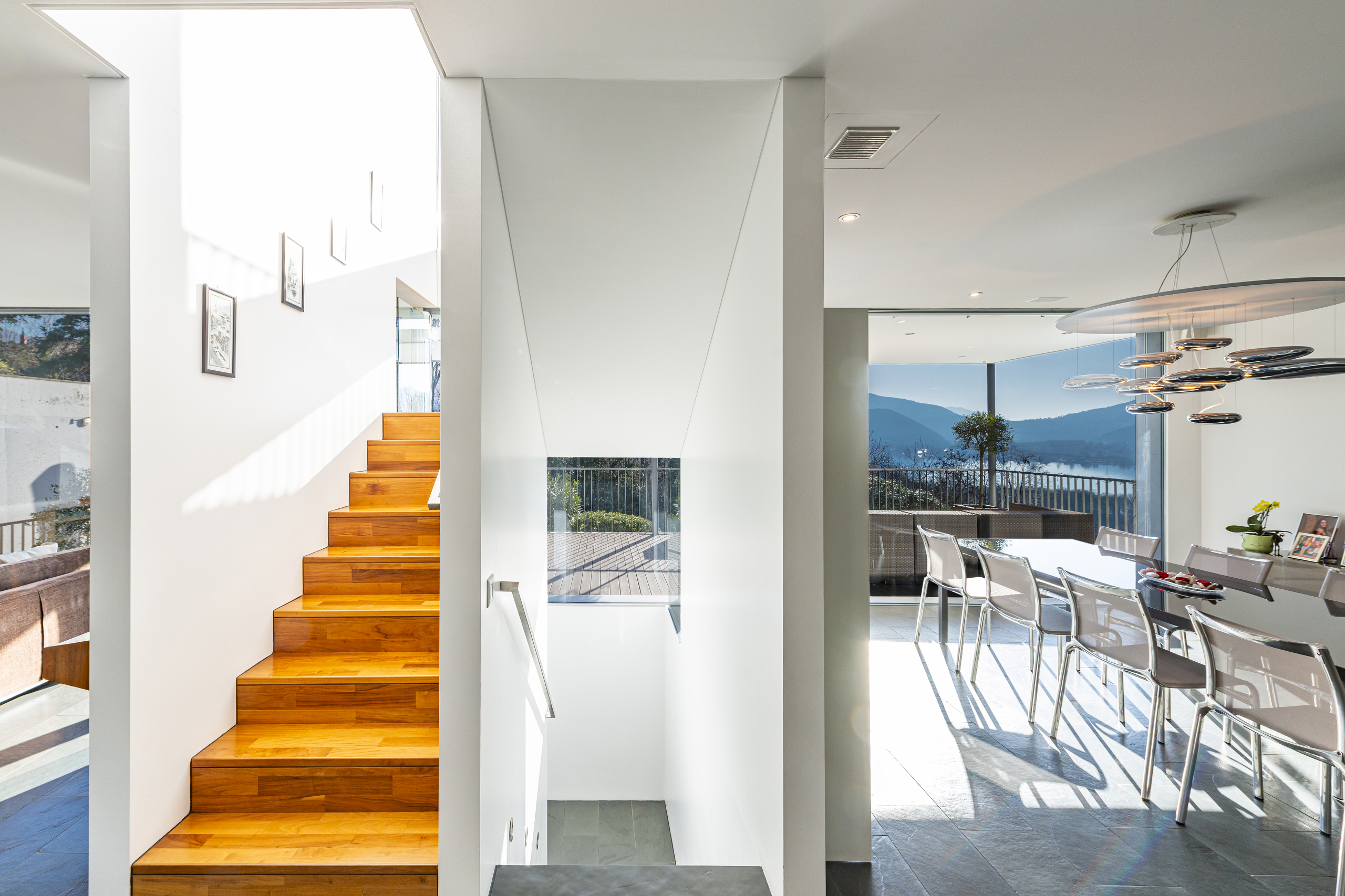 Helles modernes Treppenhaus mit Essbereich und Panoramablick