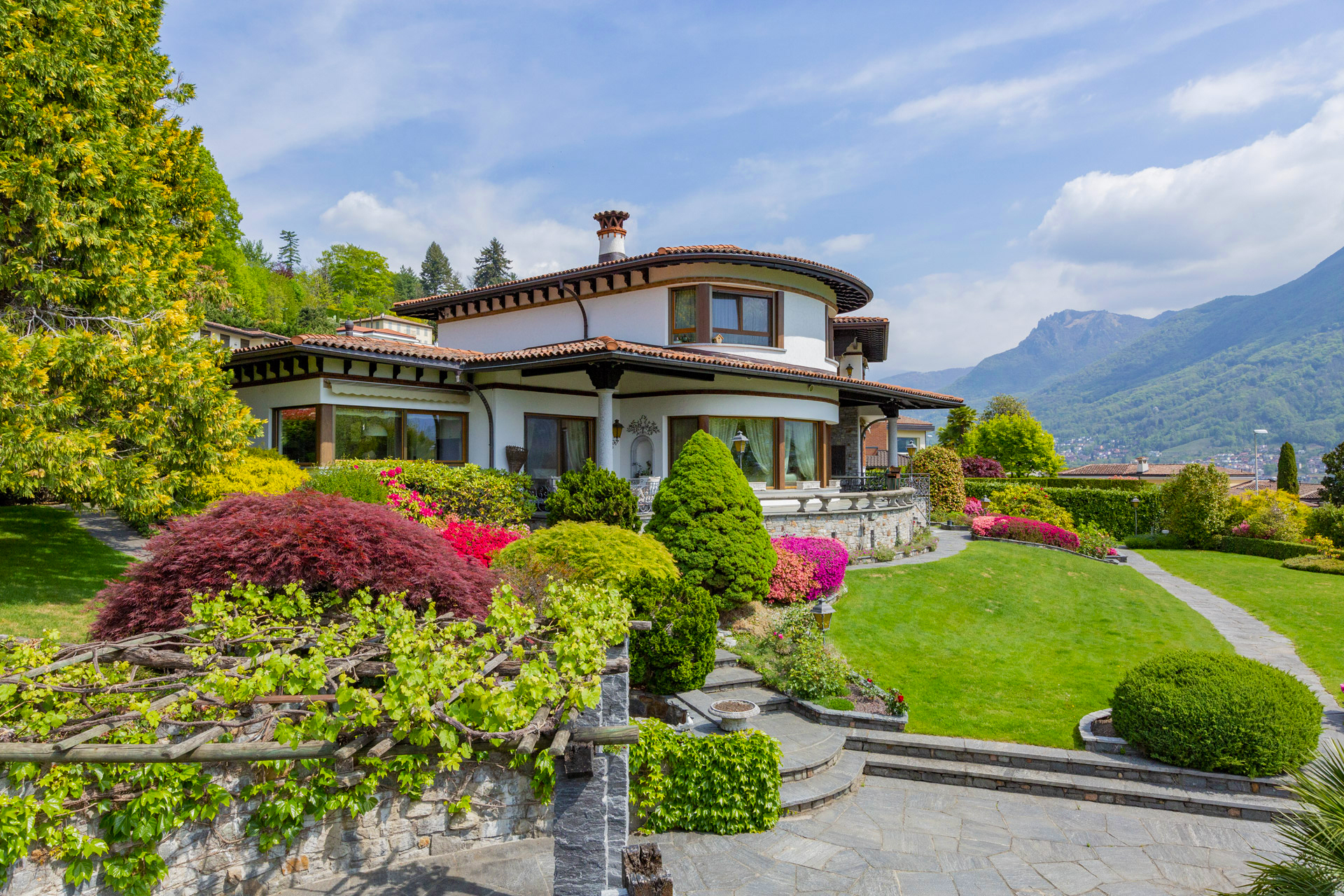 Luxuriöse Villa mit gepflegtem Garten und Bergblick