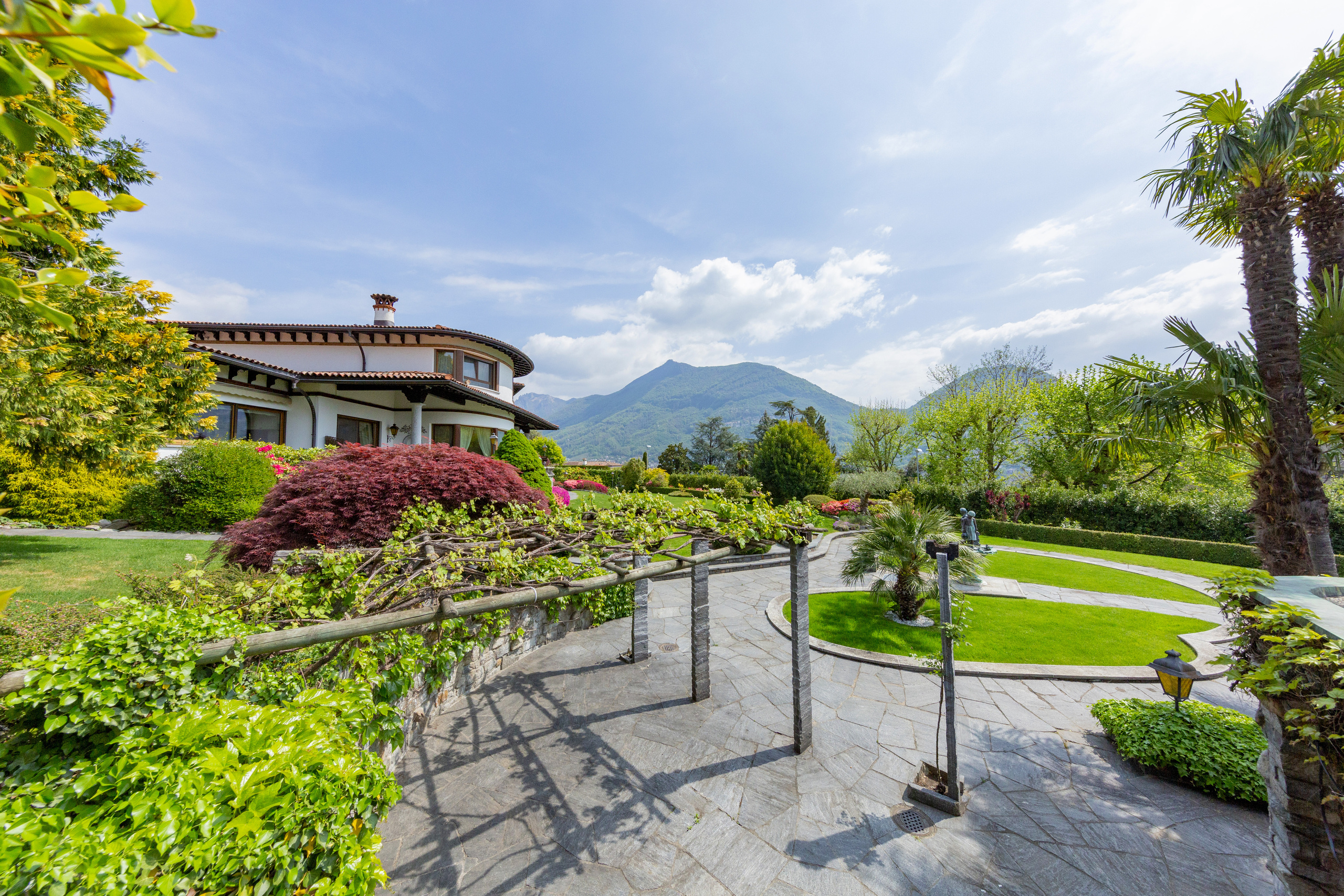 Mediterraner Villengarten mit Bergblick