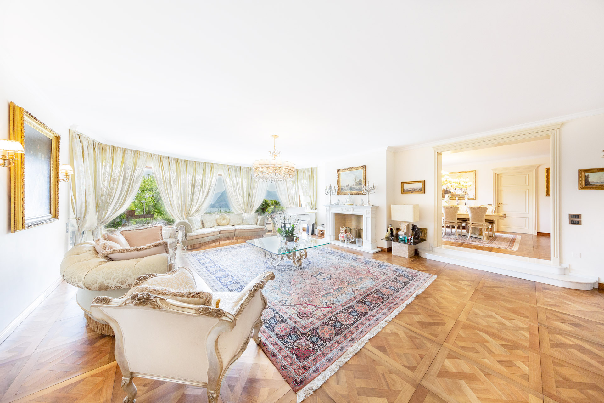Luxuriöses, helles Wohnzimmer mit klassischer Einrichtung