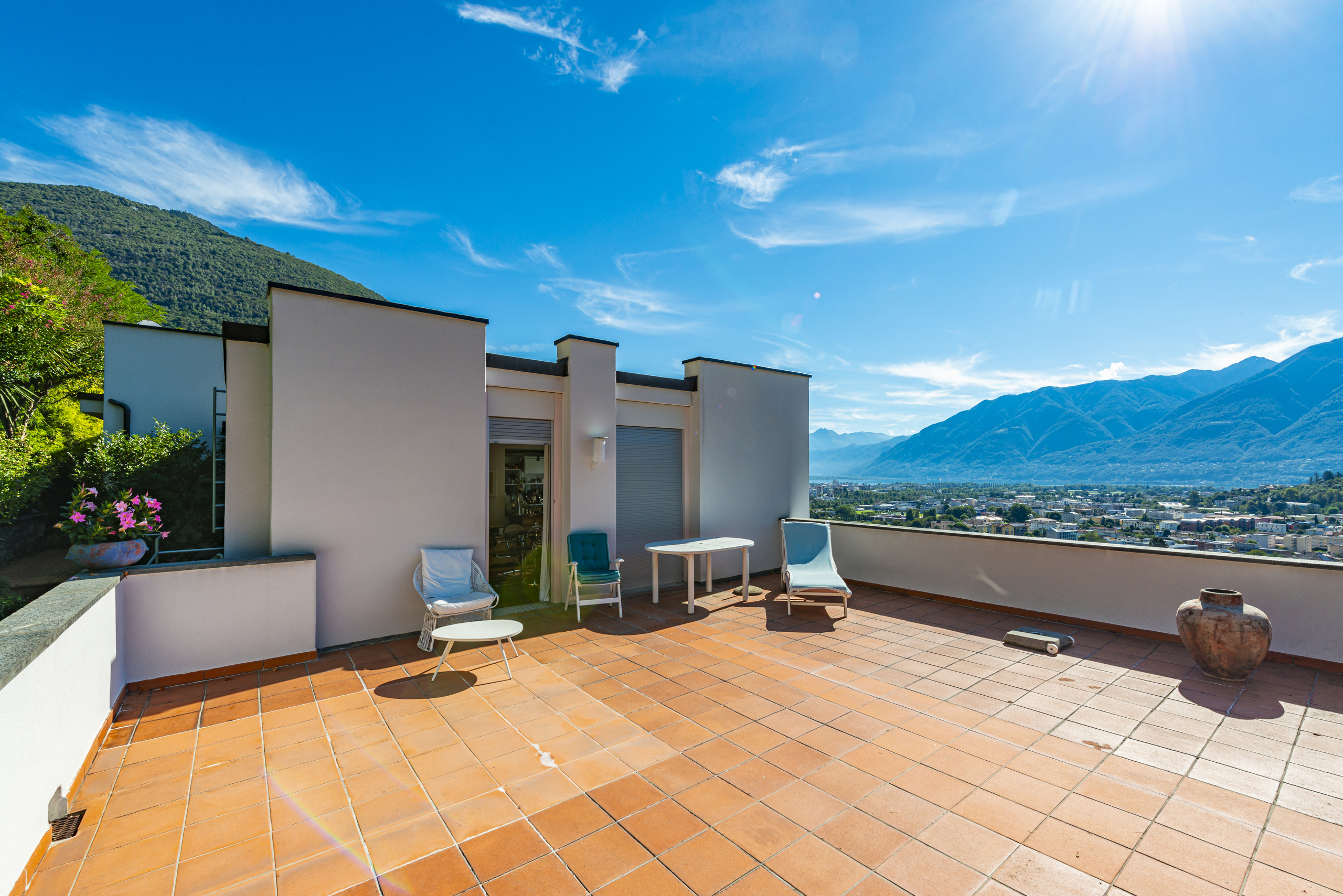 Große Terrasse mit Bergblick