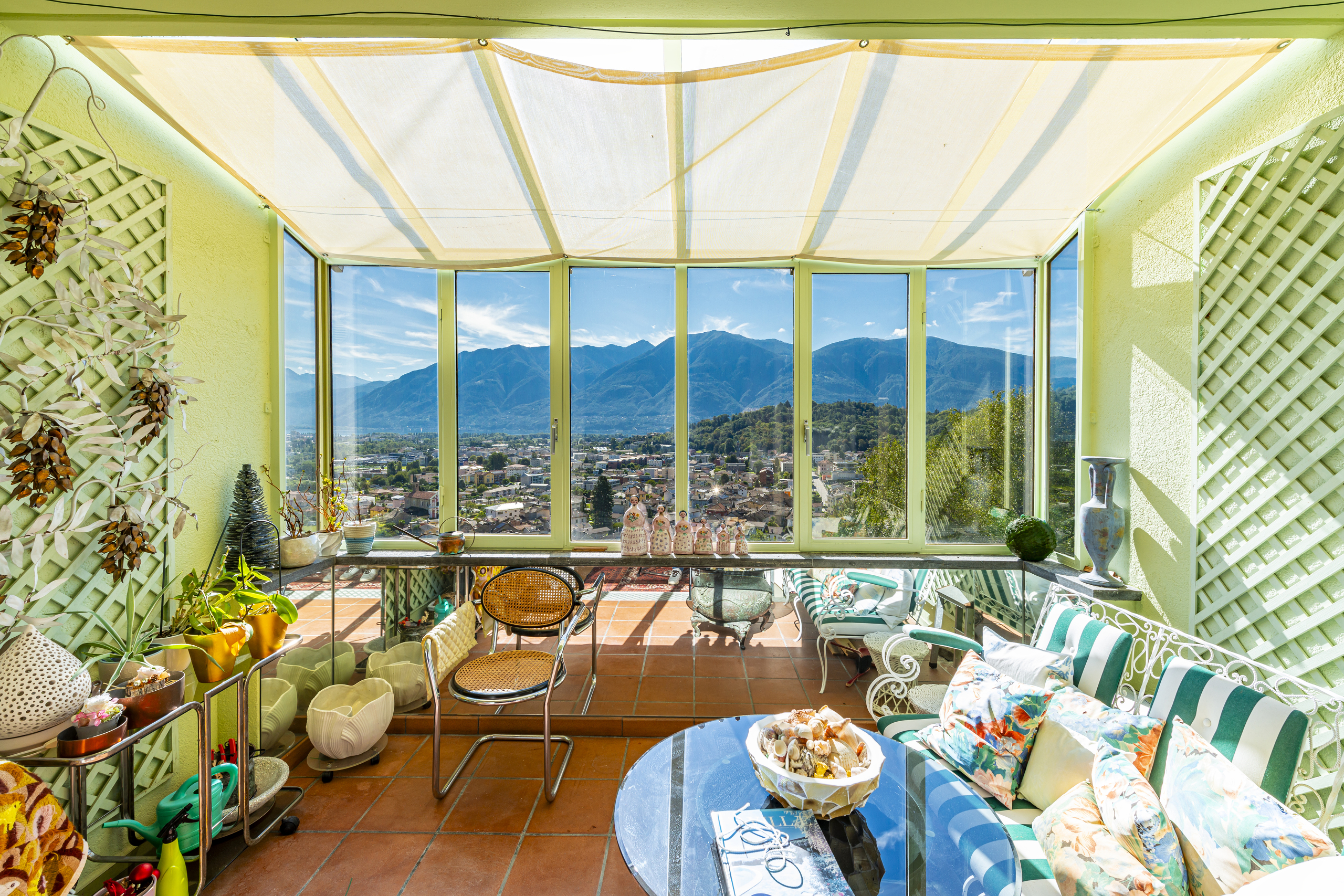 Verglaste Loggia mit Bergblick