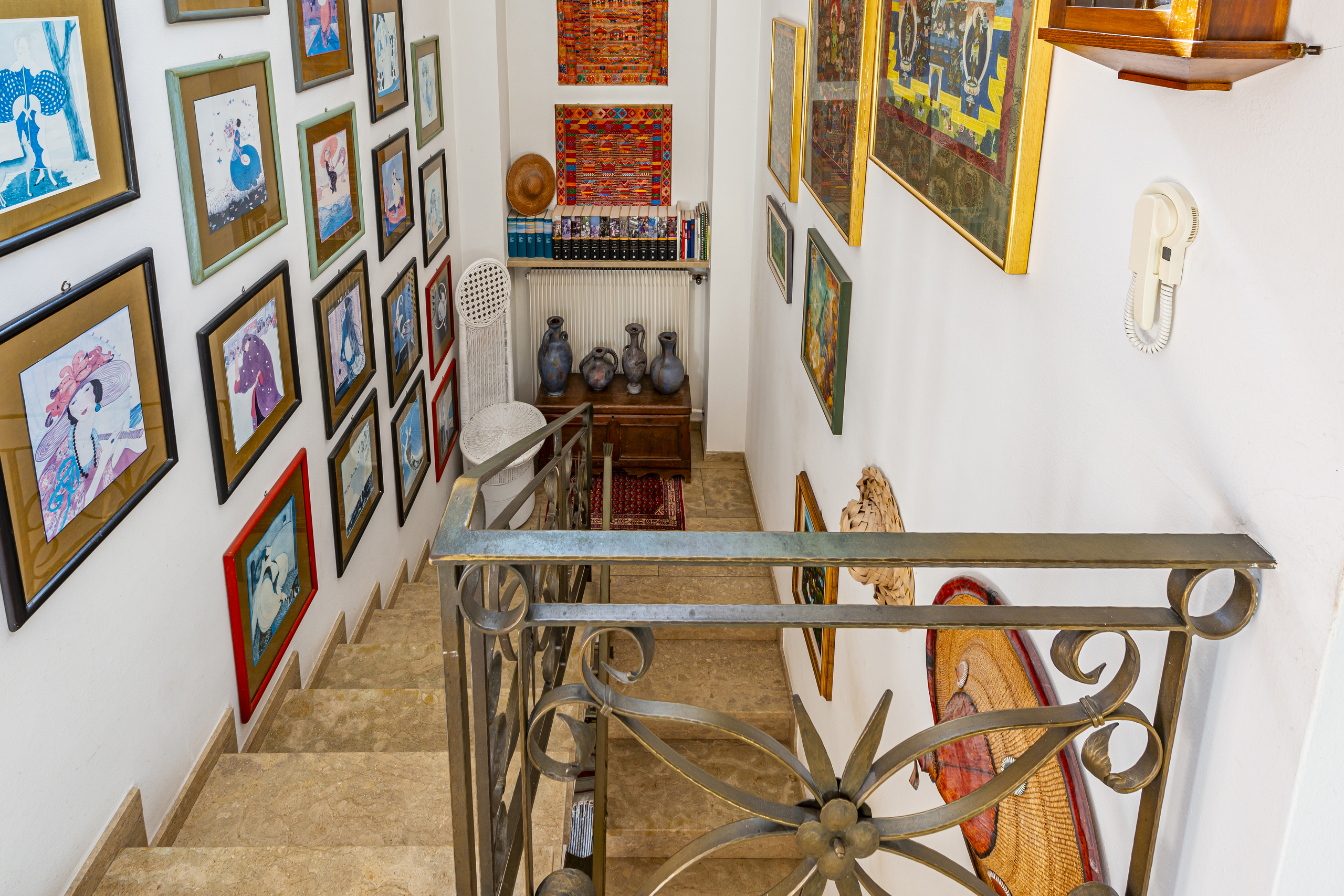 Treppe mit Kunstgalerie
