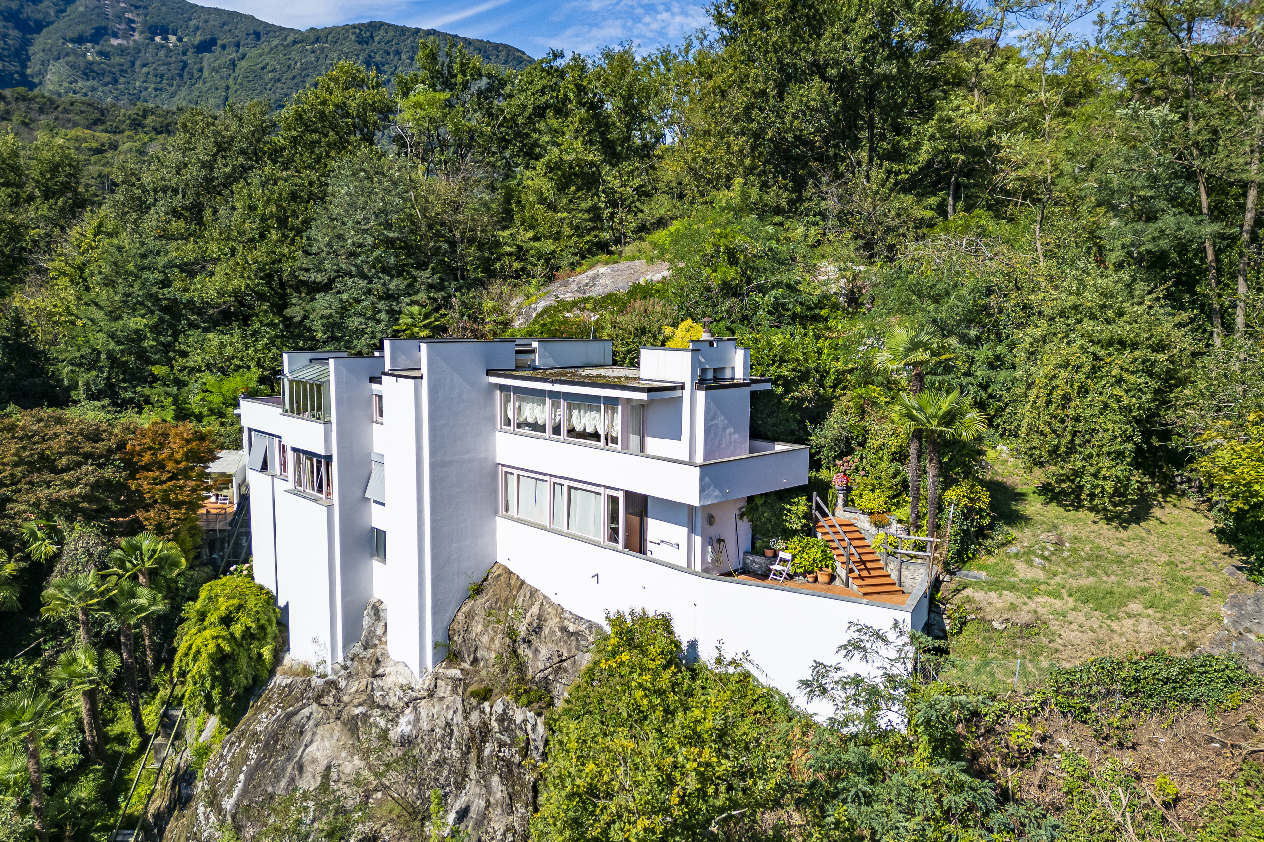 Moderne Villa in Hanglage