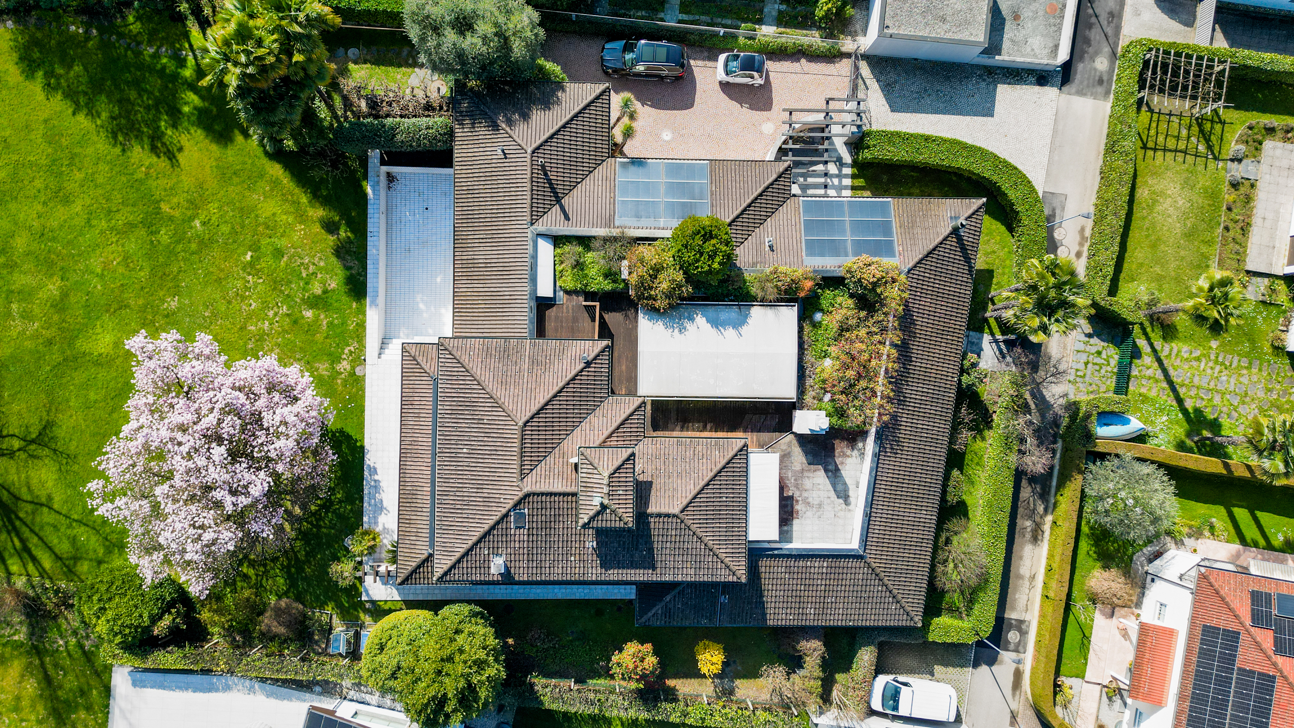 Luftaufnahme eines großzügigen Wohnhauses mit Garten