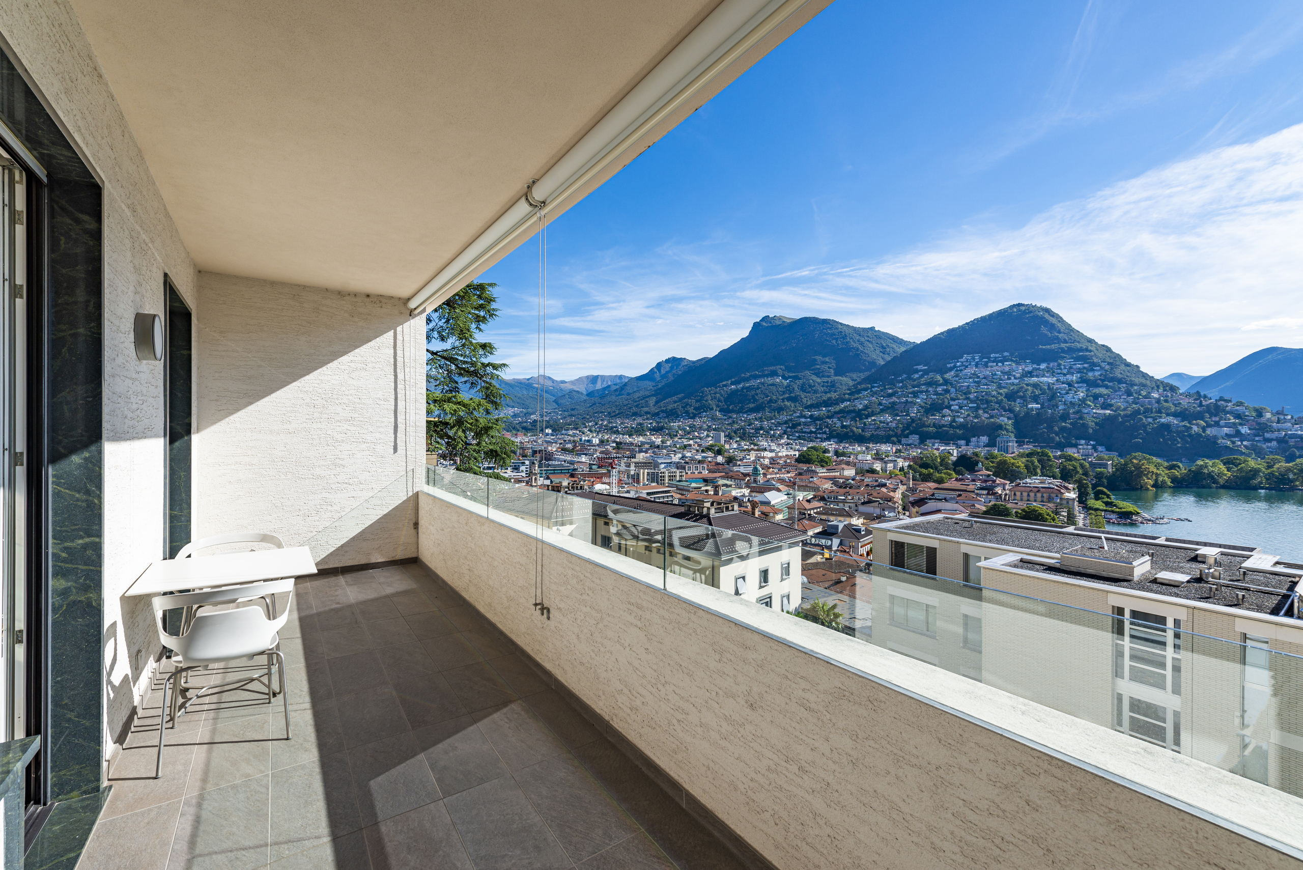 Balkon mit Berg- und Seeblick