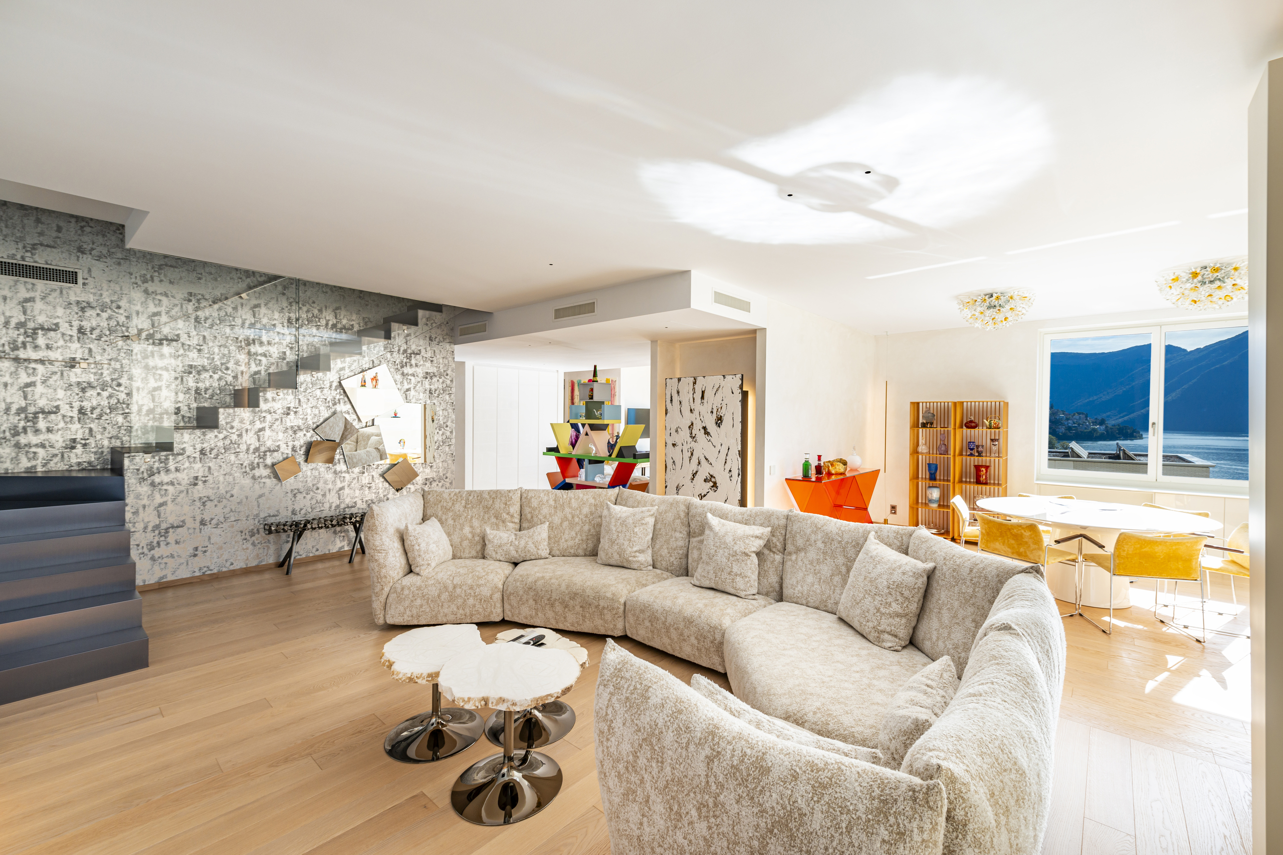 Luxuriöses offenes Wohn- und Esszimmer mit Seeblick