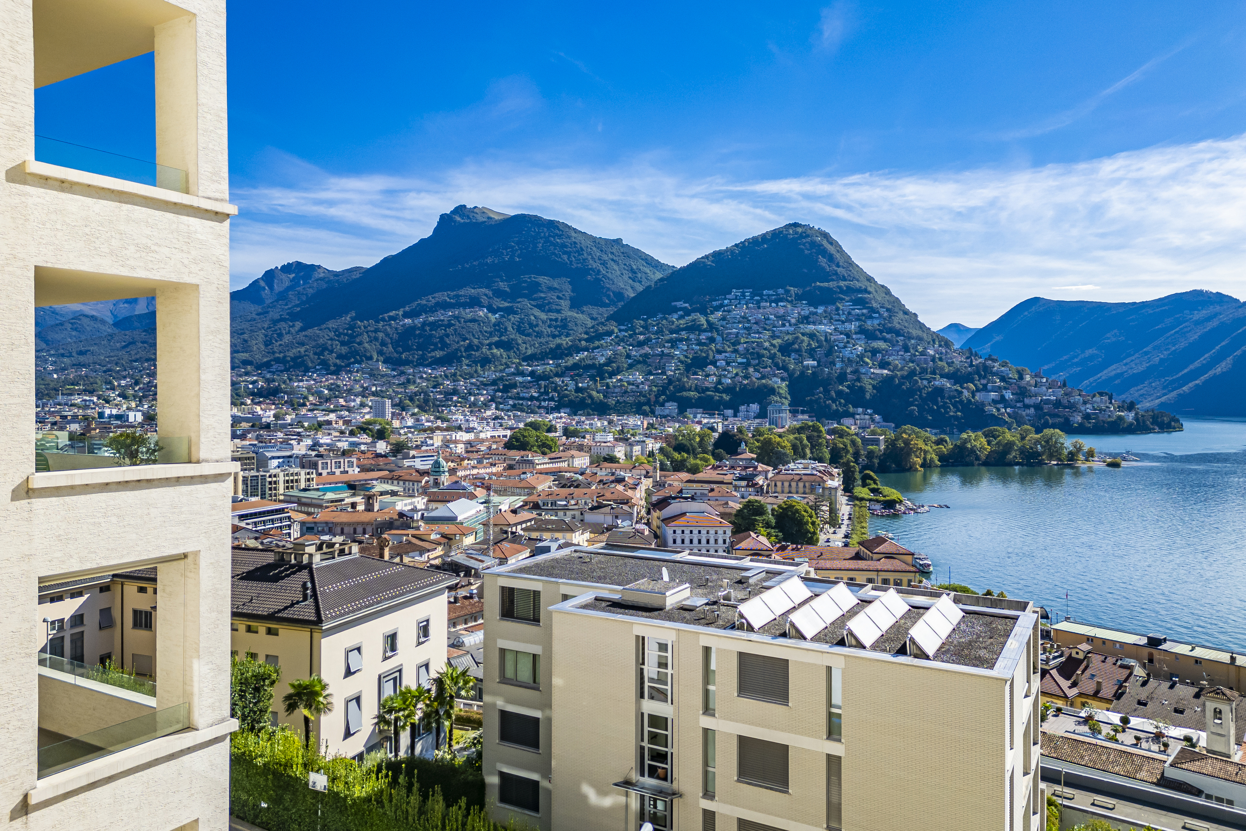 Berg- und Seeblick aus einem Wohnhochhaus