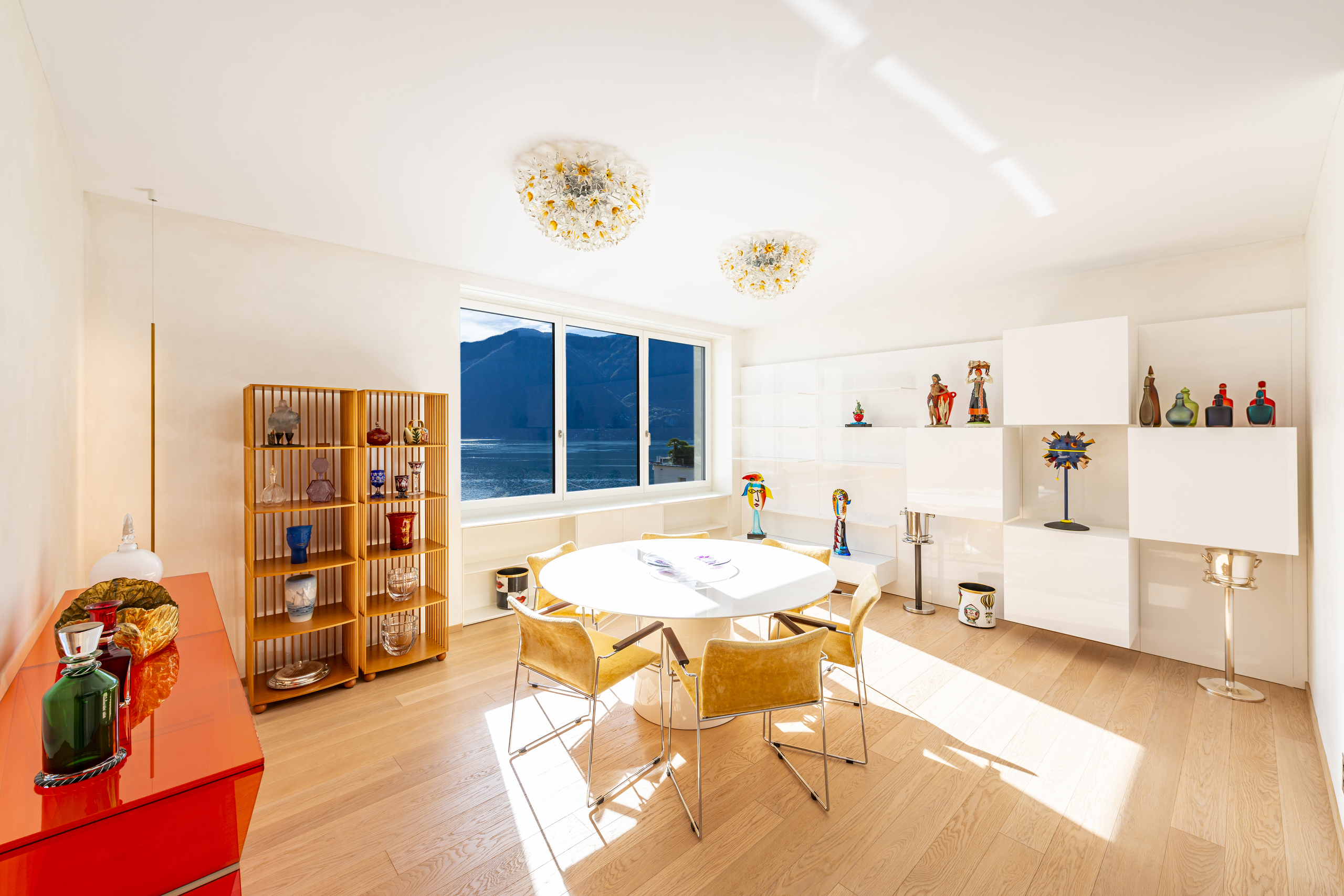 Heller Ess- und Wohnraum mit Seeblick