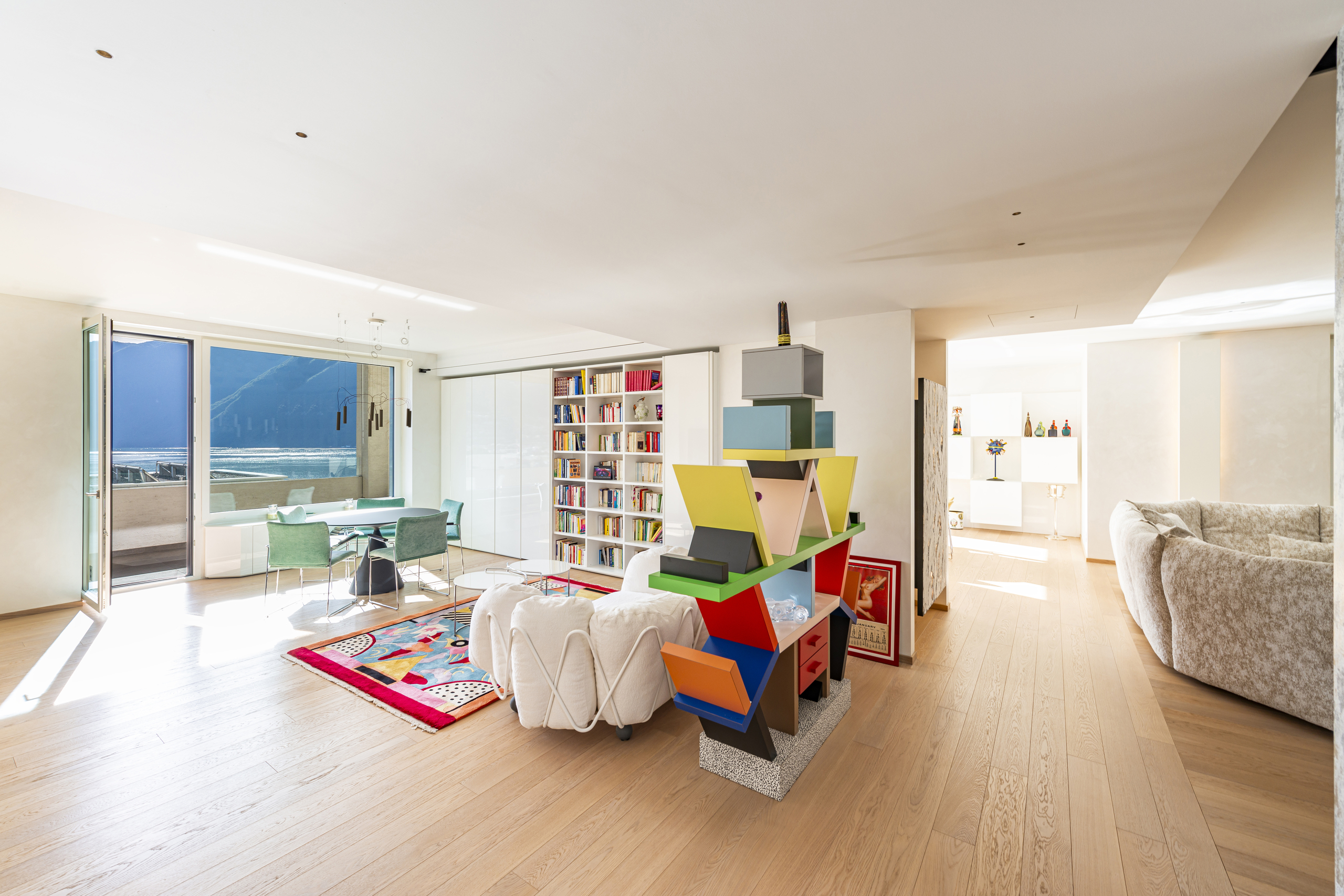 Helles, modernes Wohn-Esszimmer mit Meerblick
