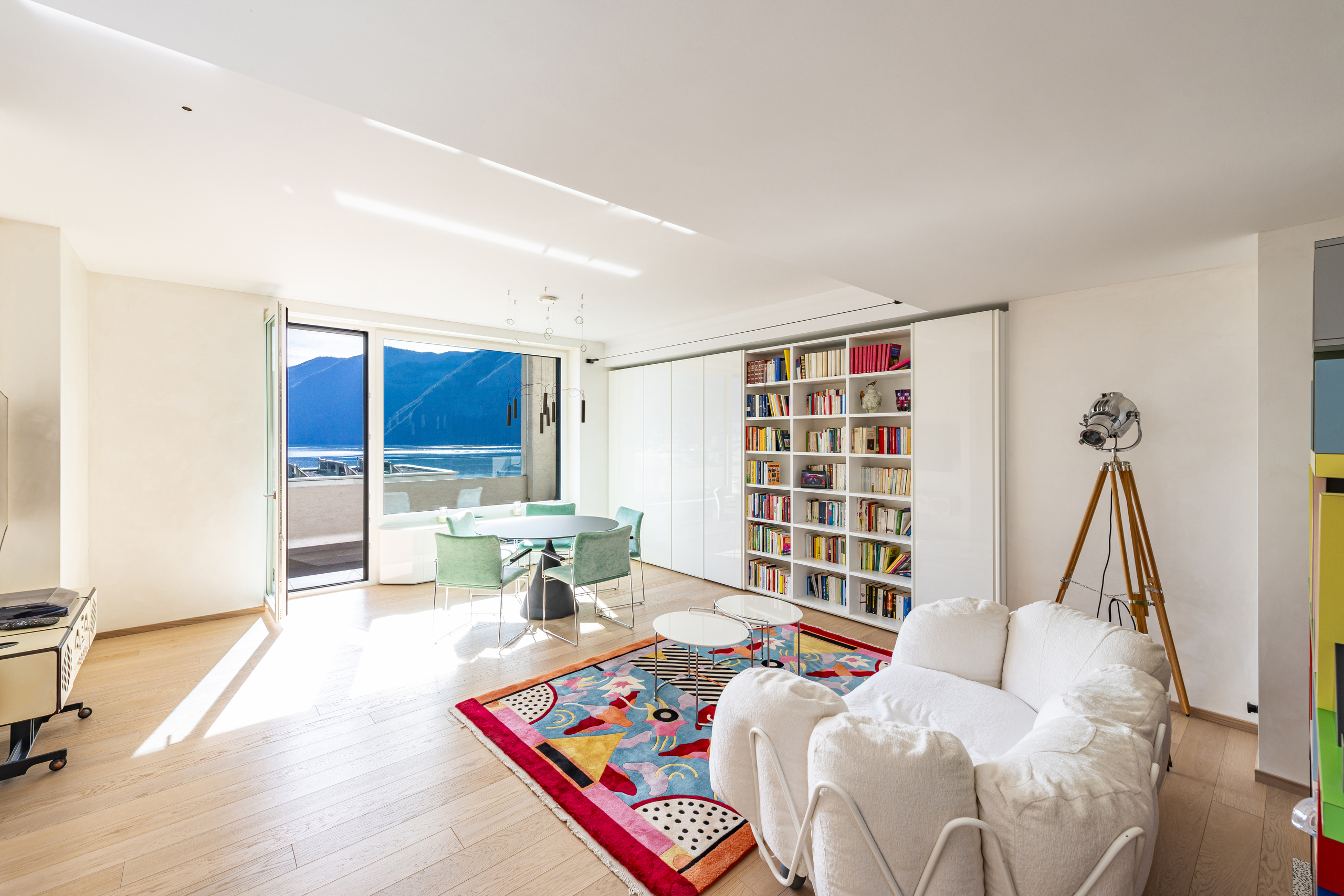 Helles Wohnzimmer mit Meerblick