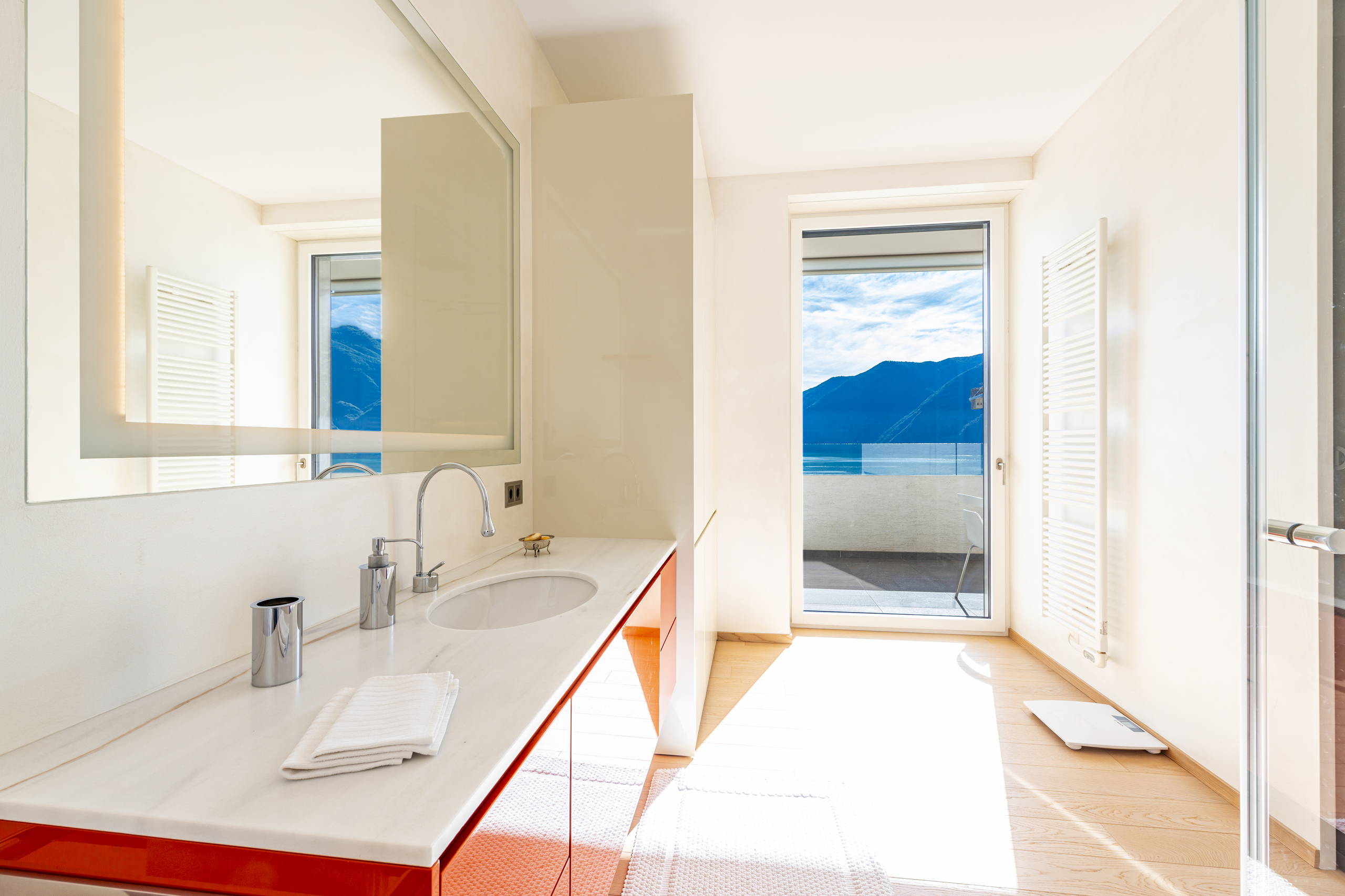 Helles modernes Badezimmer mit Bergblick