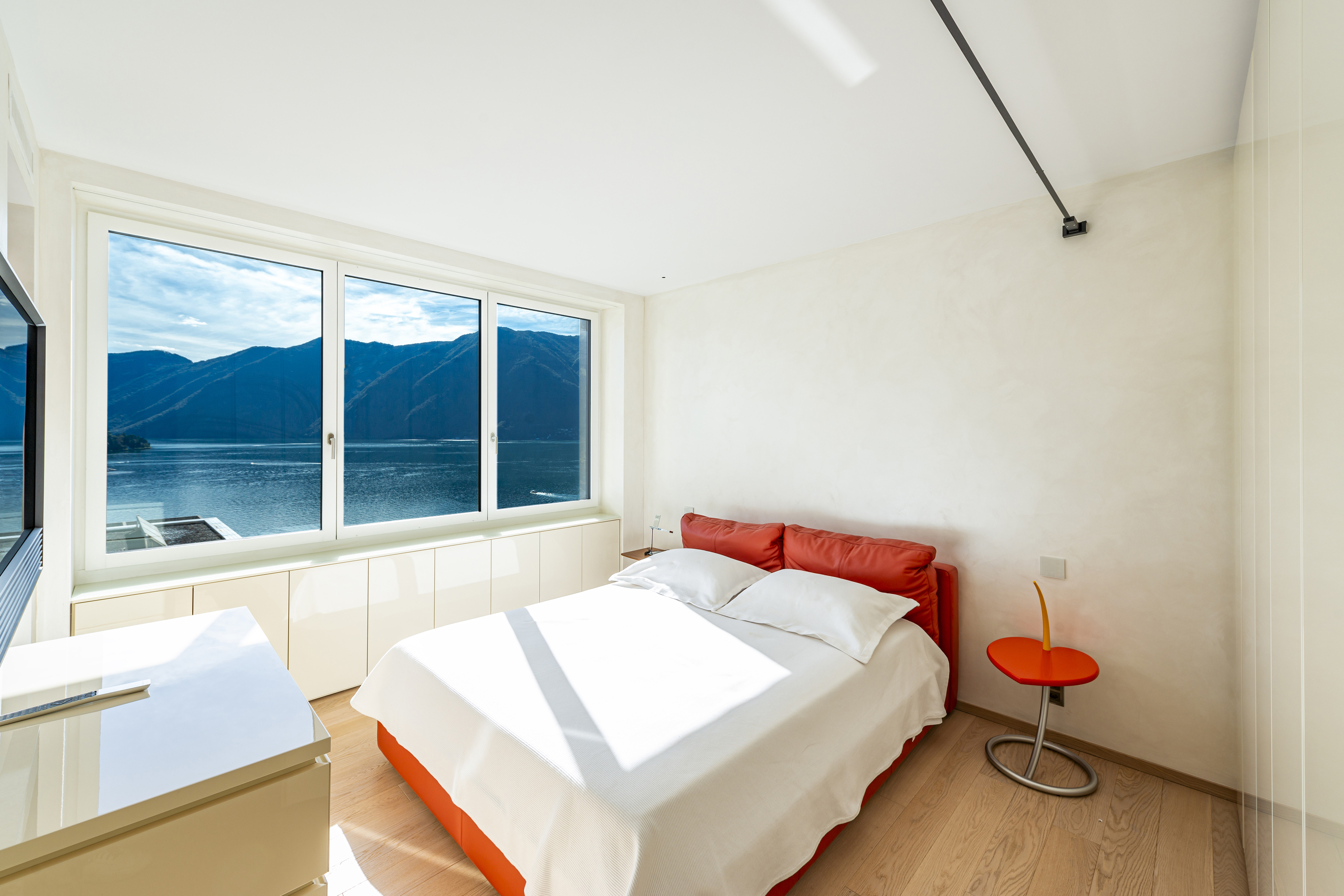 Helles Schlafzimmer mit Seeblick