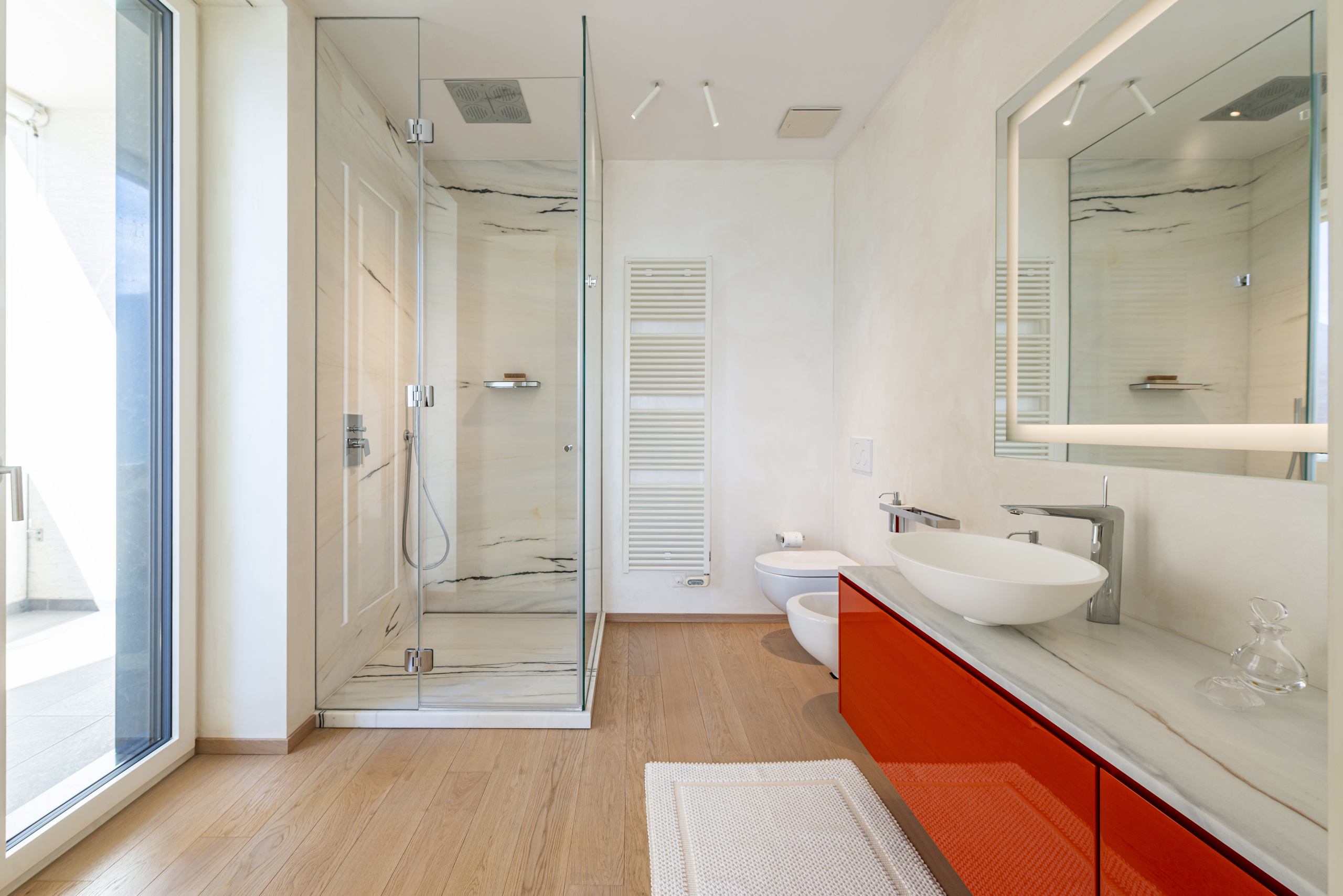 Modernes Badezimmer mit Dusche, Waschplatz und WC