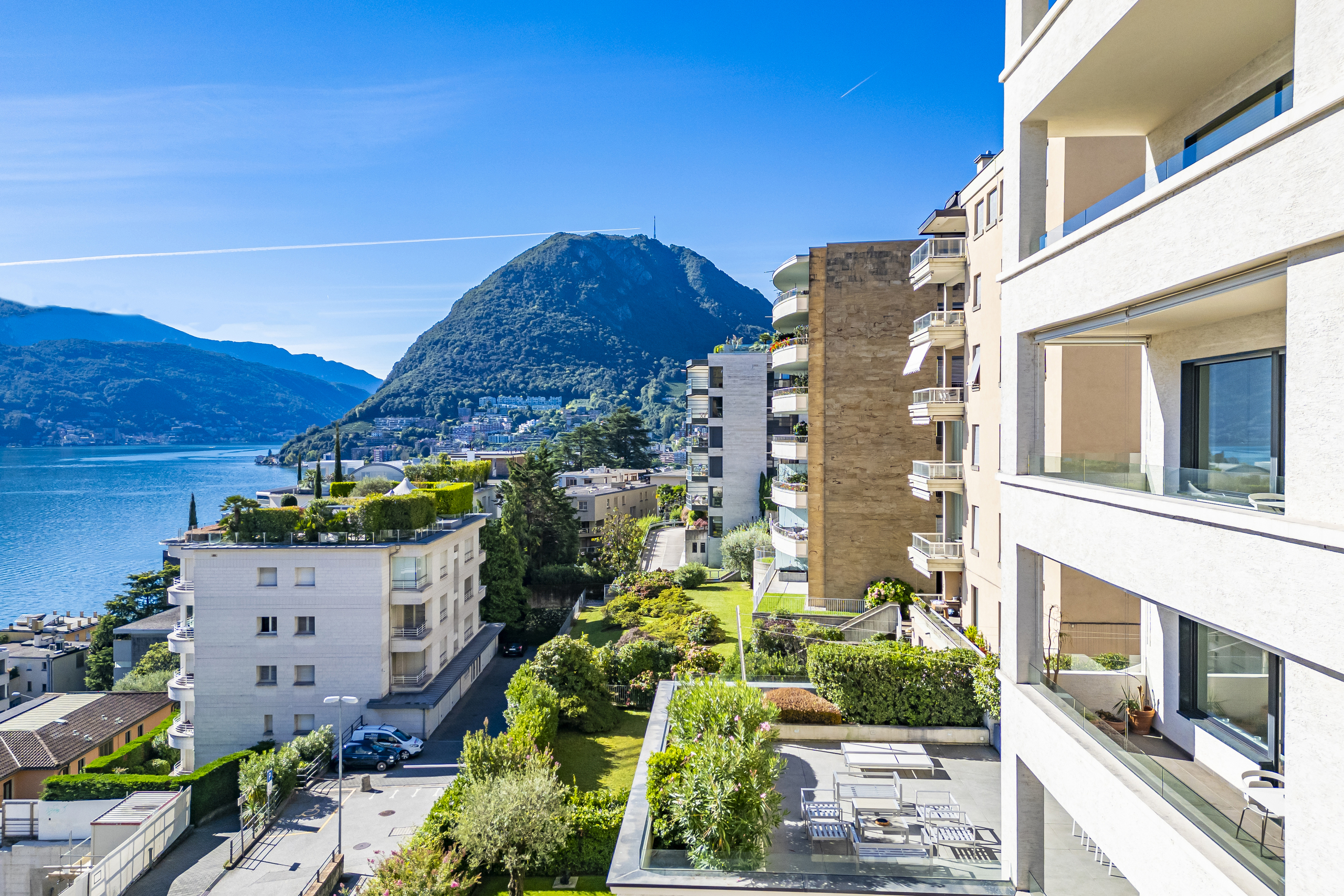 Wohnanlage mit Seeblick und Bergpanorama