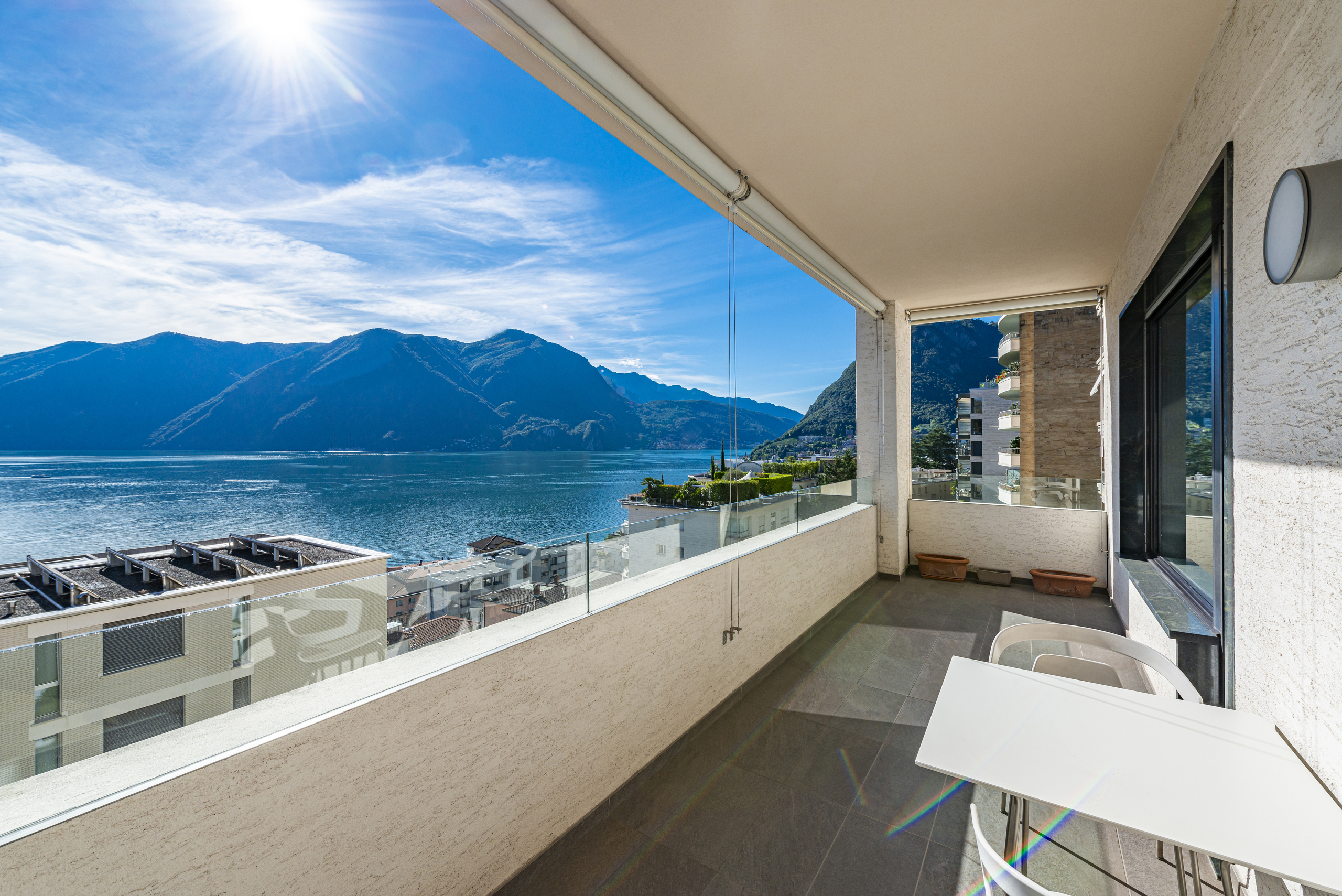 Balkon mit Seeblick und Bergpanorama