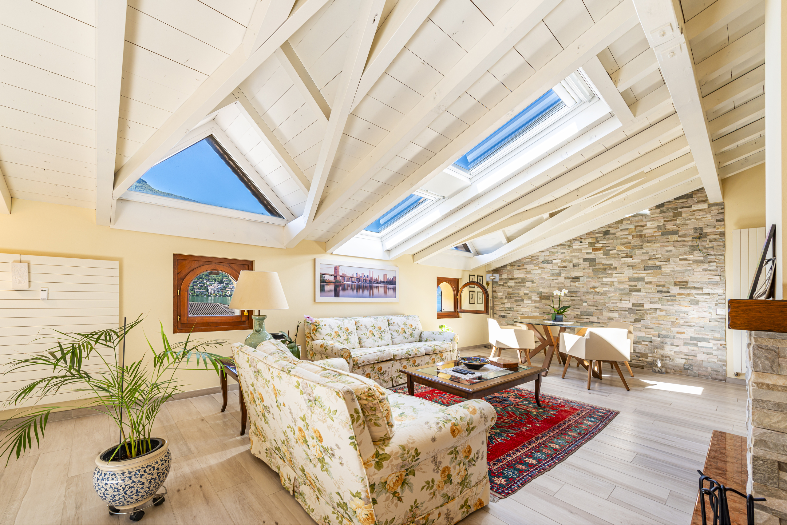 Helles Wohnzimmer mit Dachschrägen und Oberlichtern