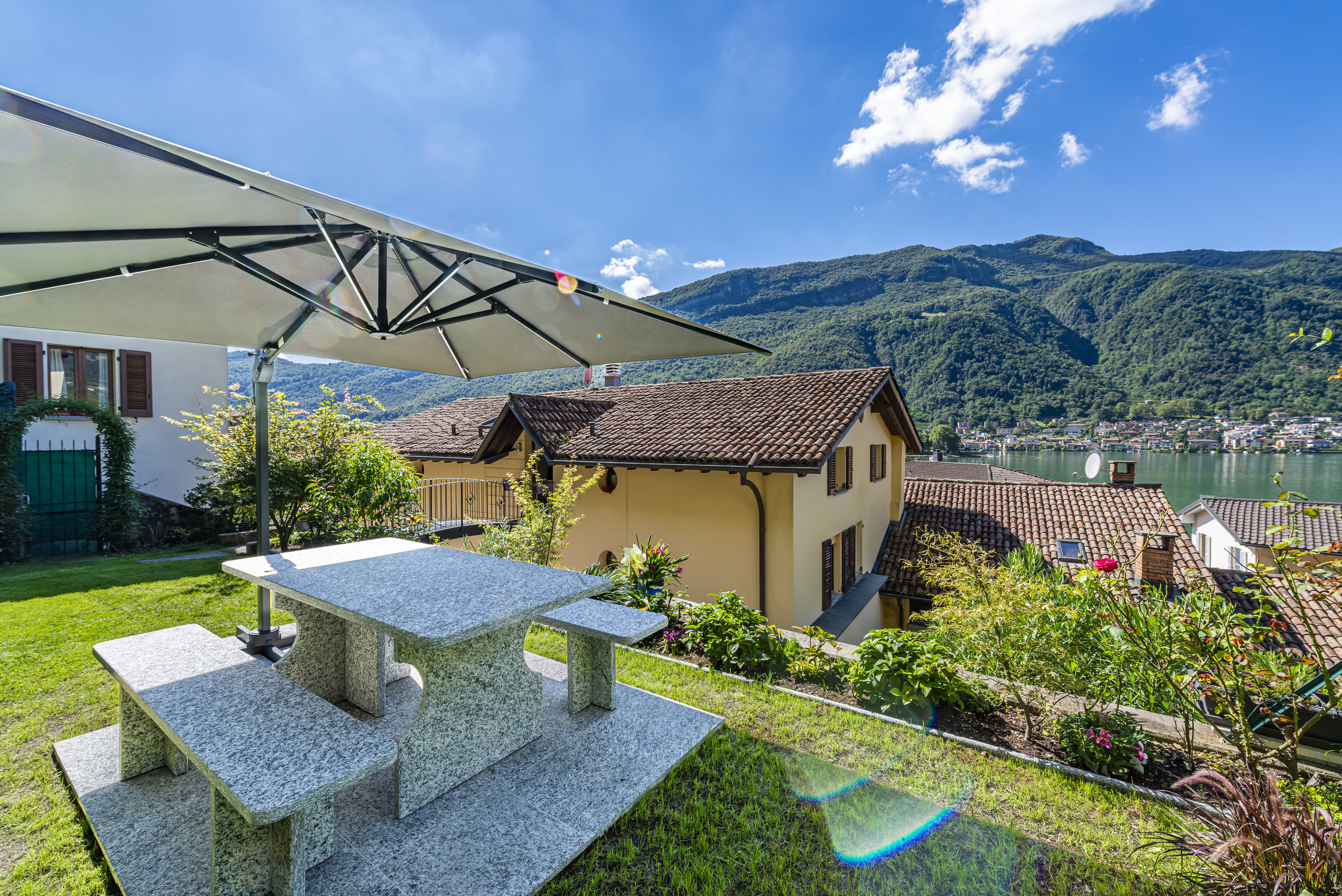 Garten mit Seeblick und Terrassenmöbel