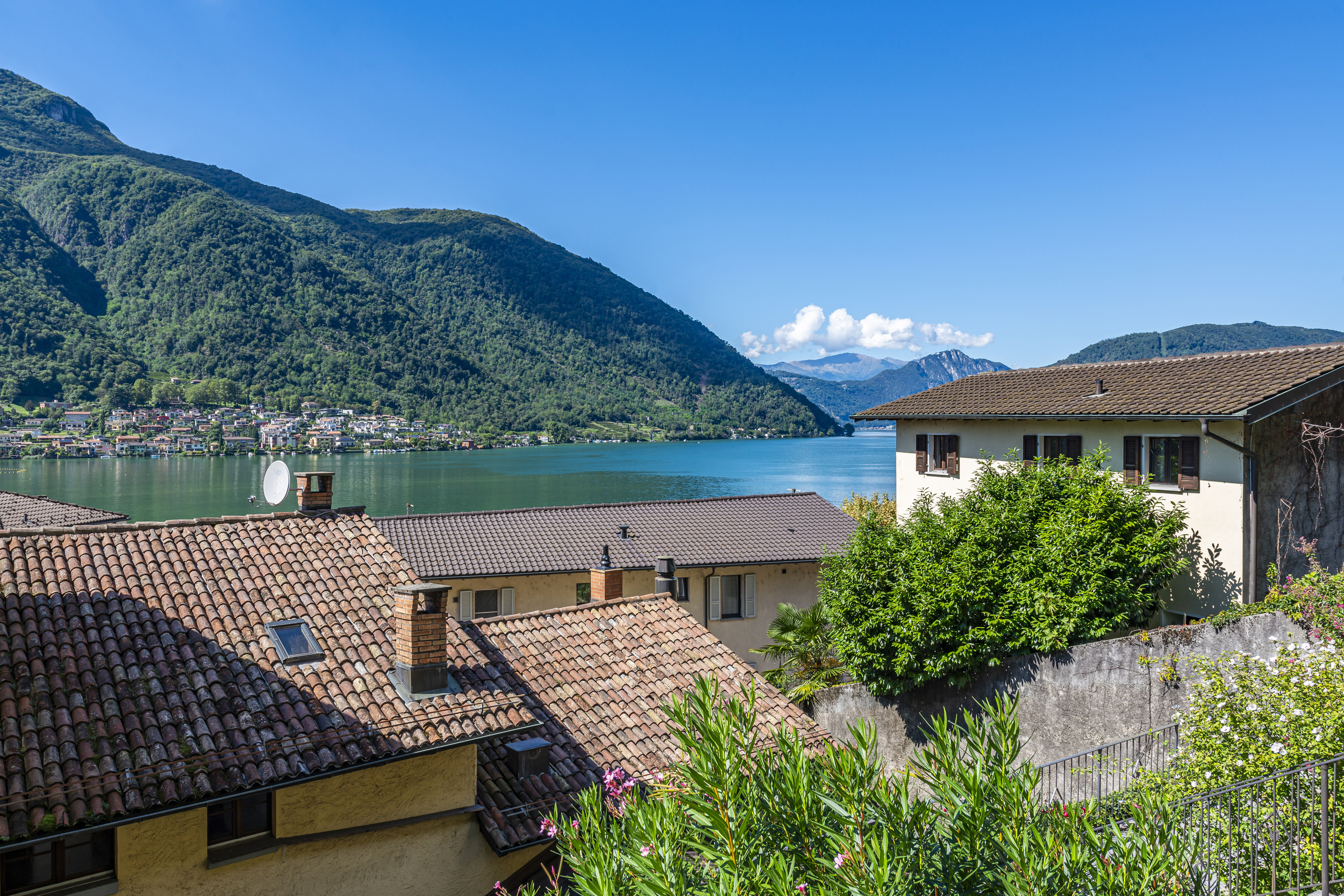 Seeblick auf bergige Uferlandschaft