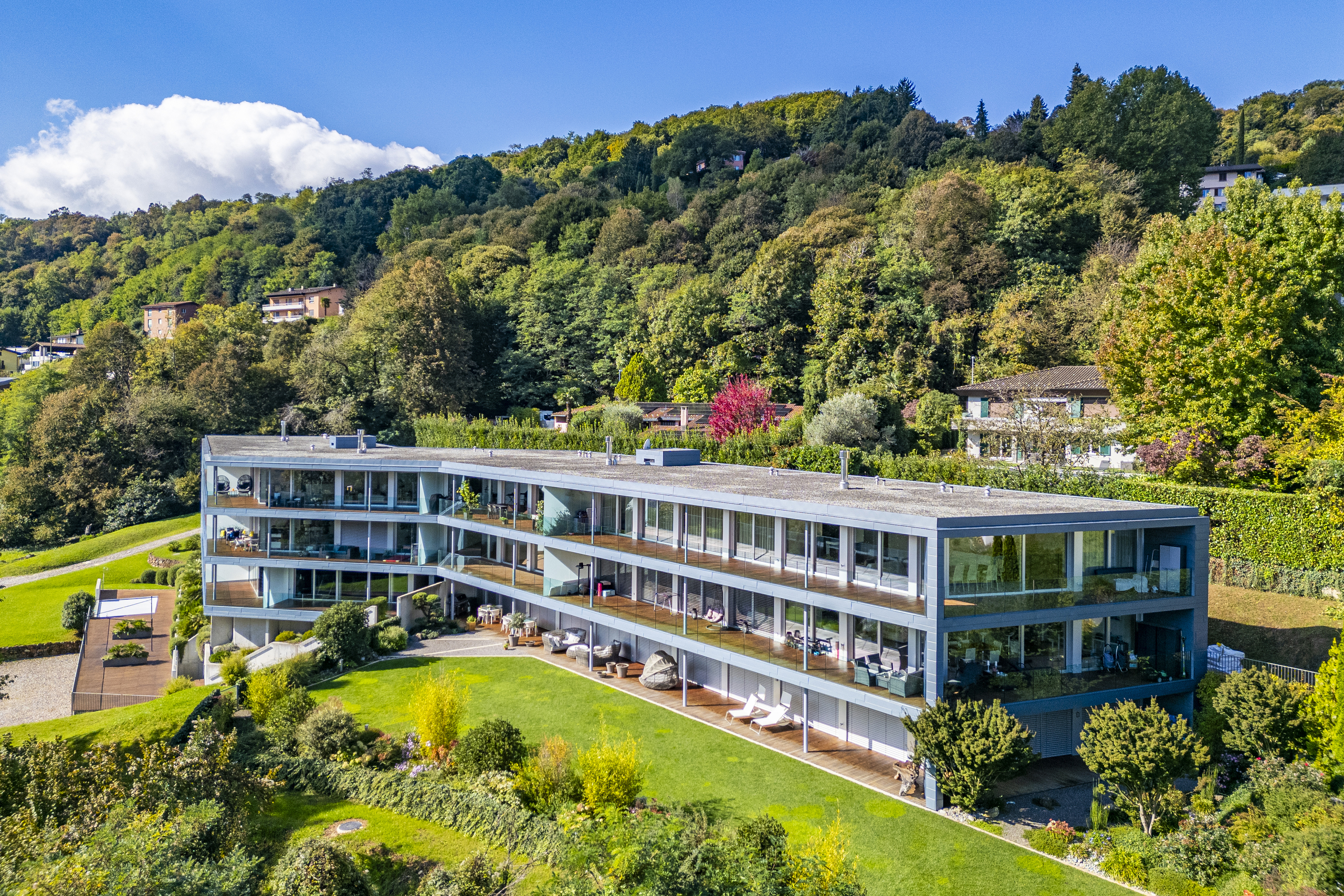 Moderne Terrassenresidenz in Hanglage