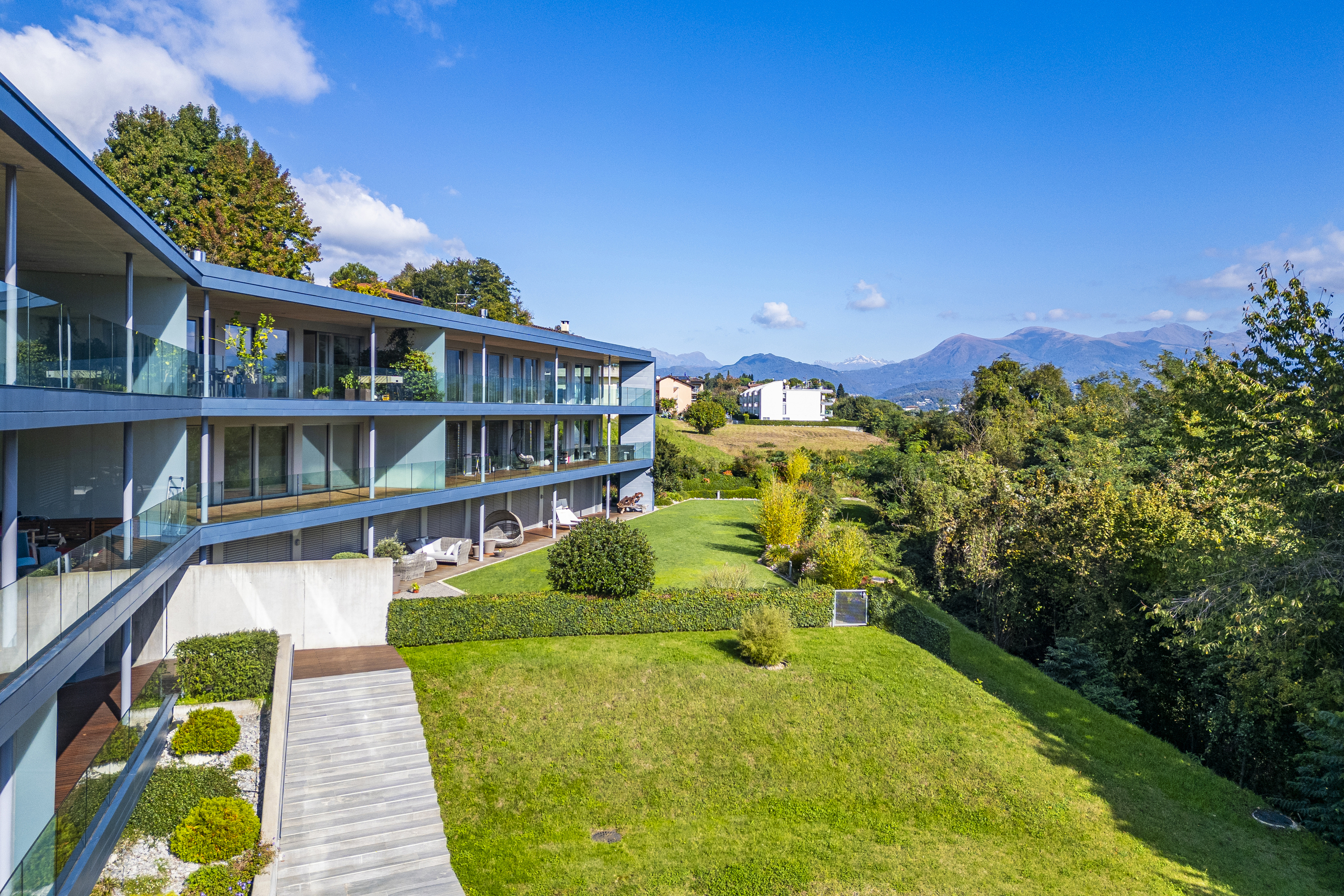 Moderne Wohnanlage mit Bergblick