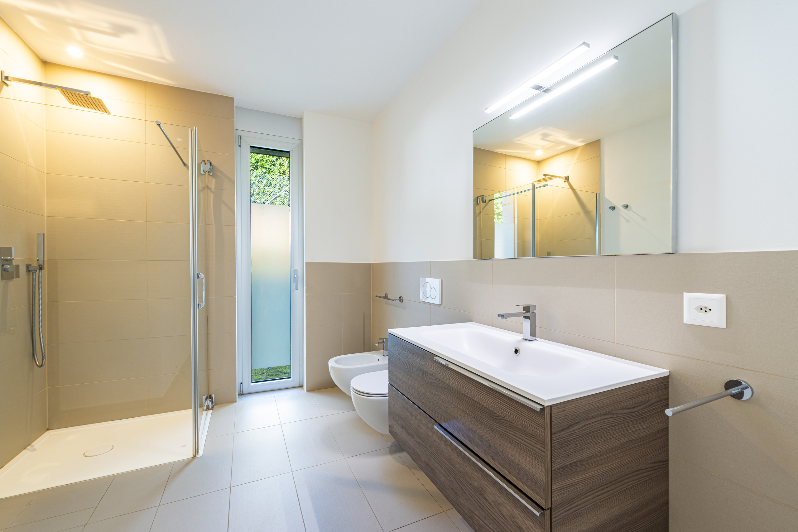 Modernes Badezimmer mit Dusche und Waschtisch