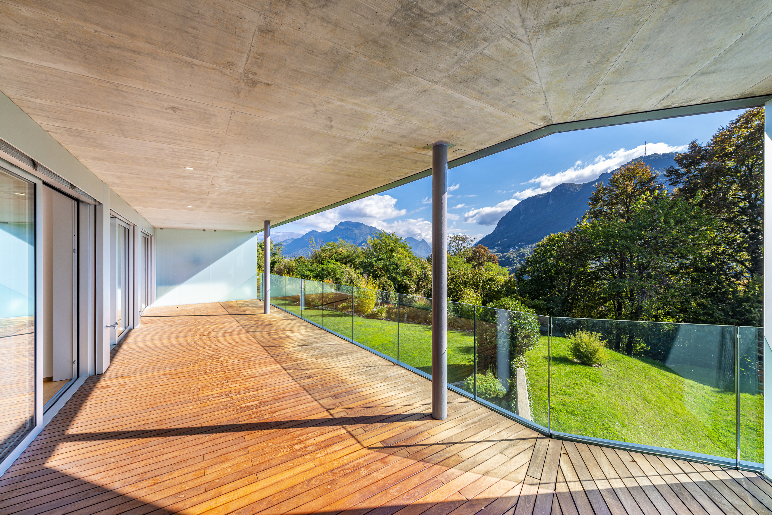Überdachte Terrasse mit Bergblick