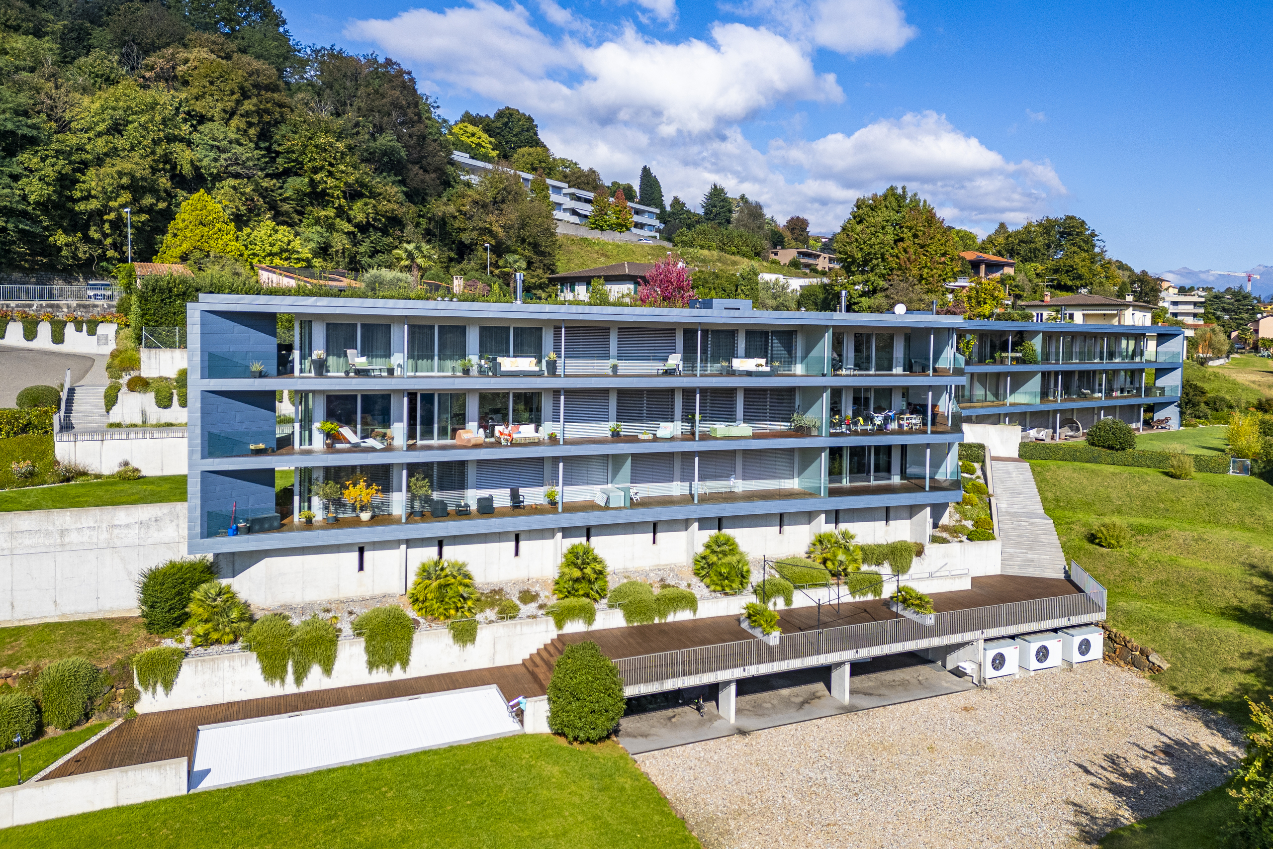 Moderne Luxuswohnanlage mit Terrassen und Hanglage