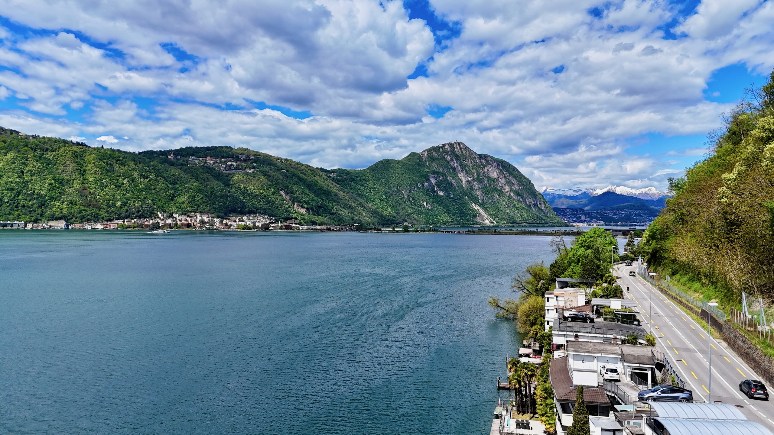 Seeblick mit Bergen